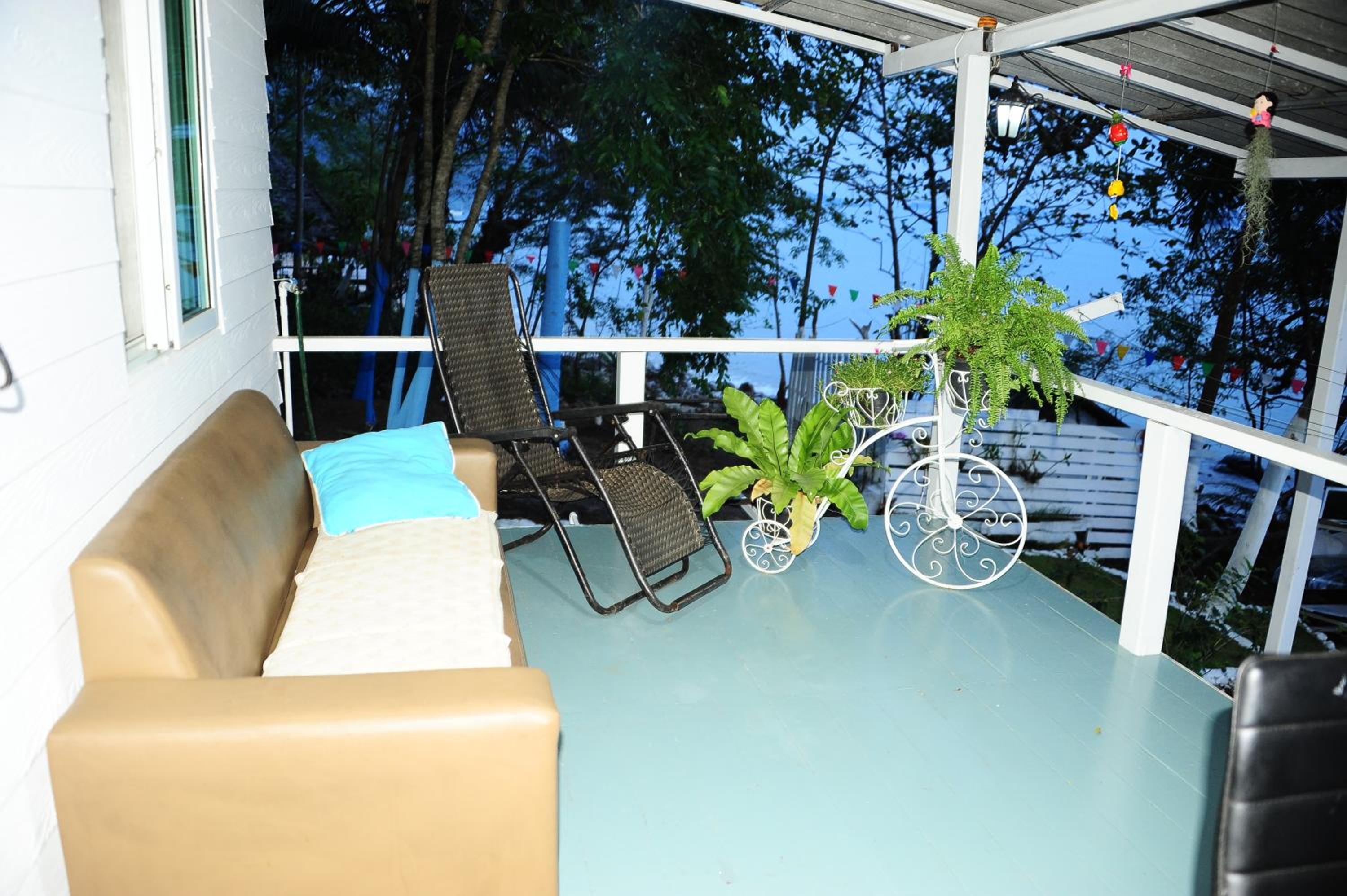  Family Room with Sea View - Photo 4