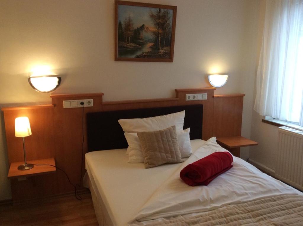 Queen Room photo 2