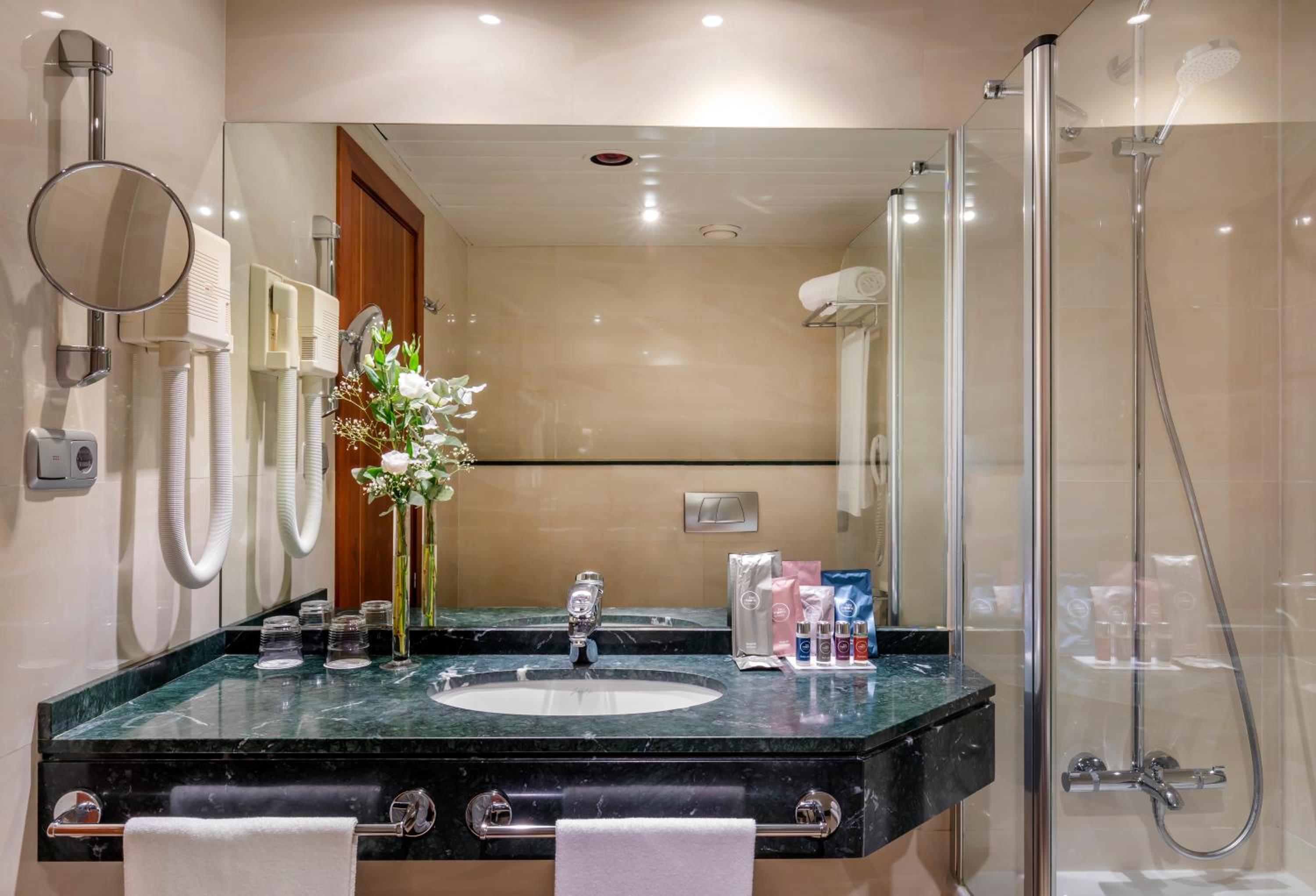 Triple Room (3 Adults) - Photo 4