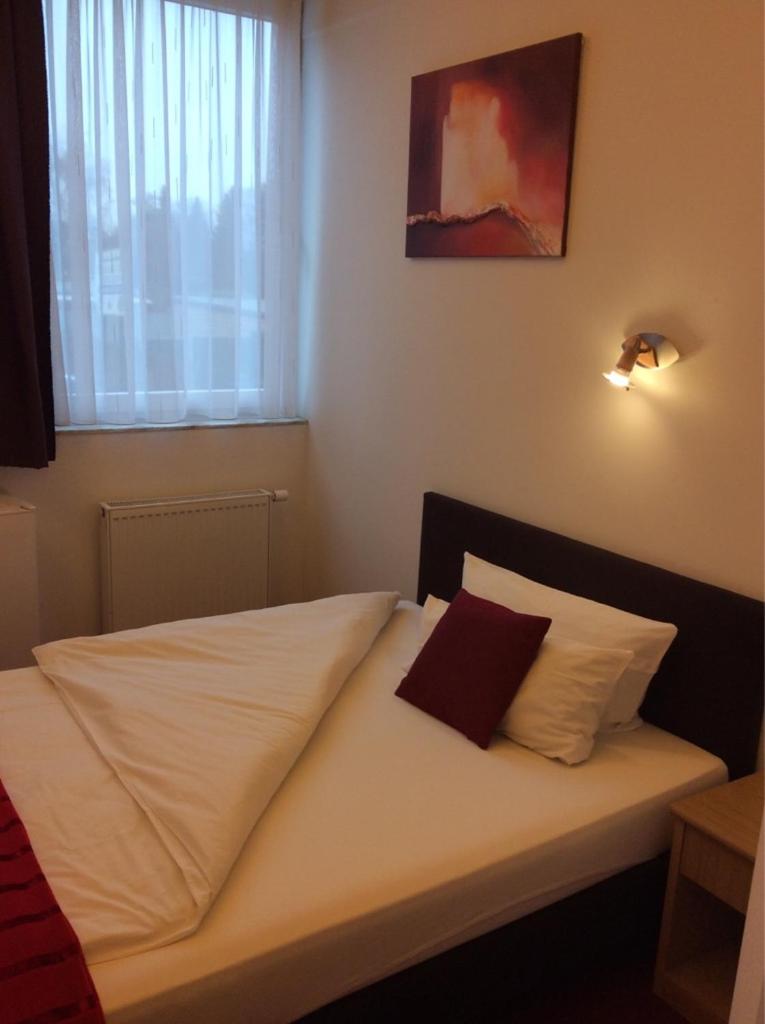 Queen Room photo 1