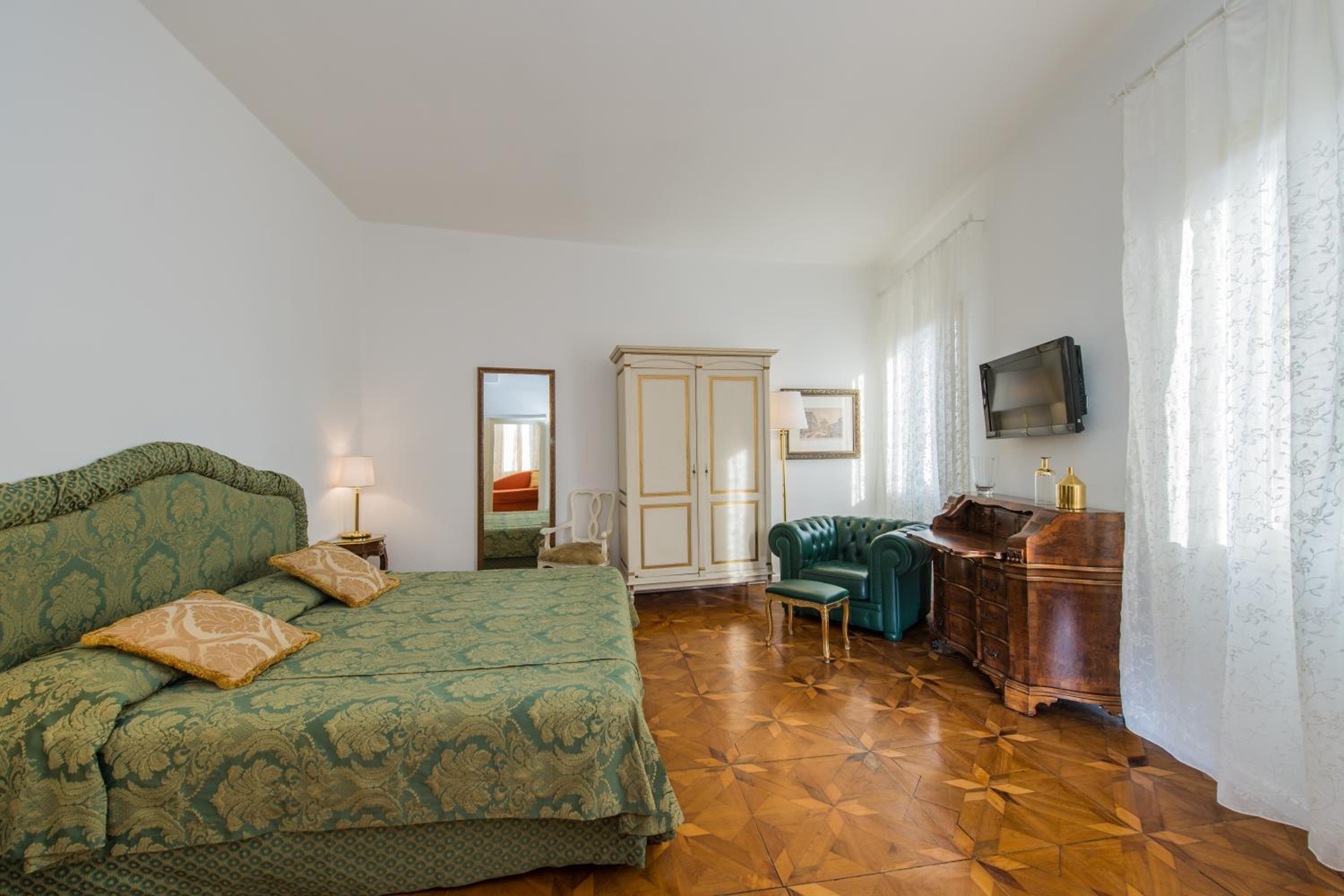 One-Bedroom Apartment photo 1