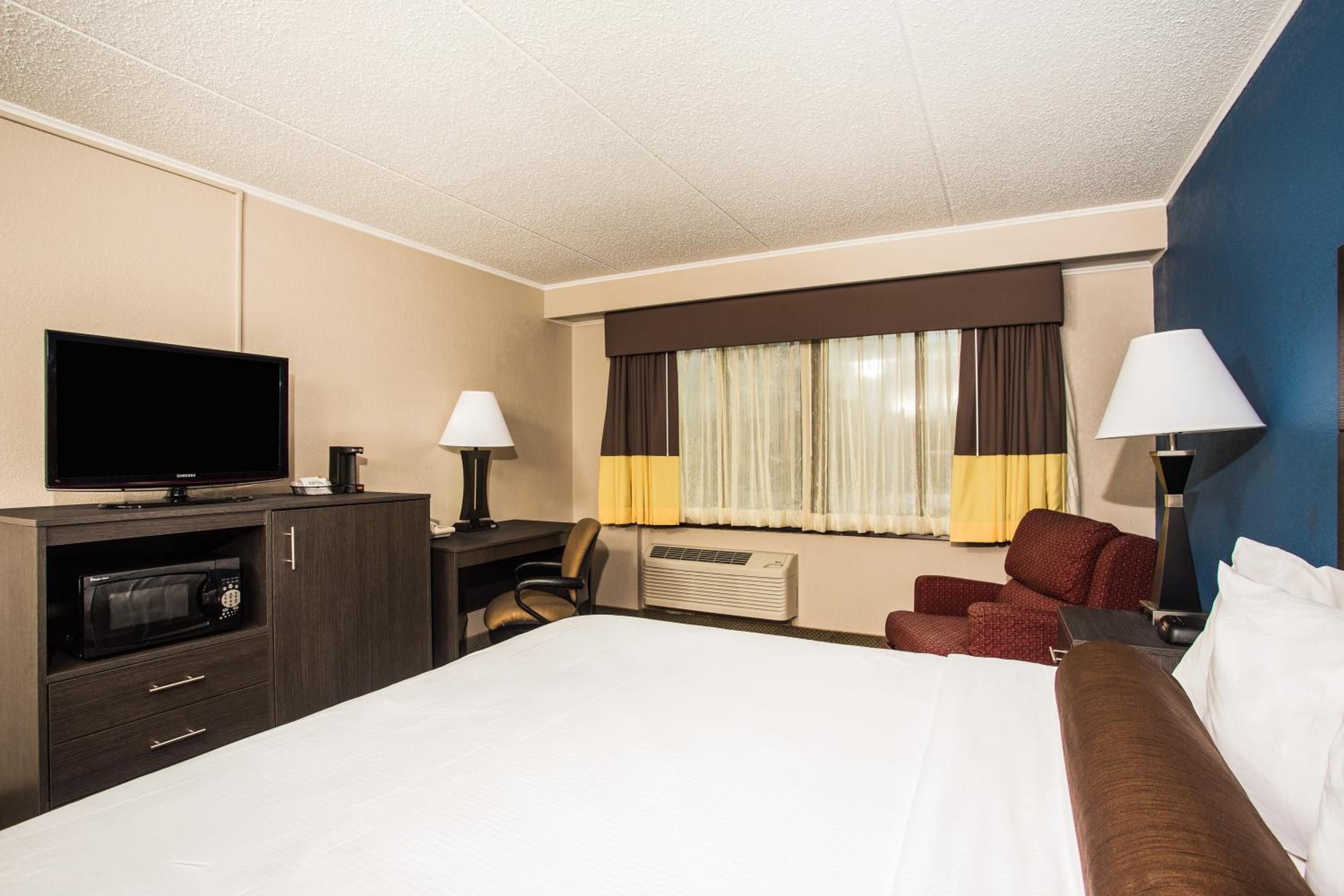 One-Bedroom King Suite - Non-Smoking photo 3
