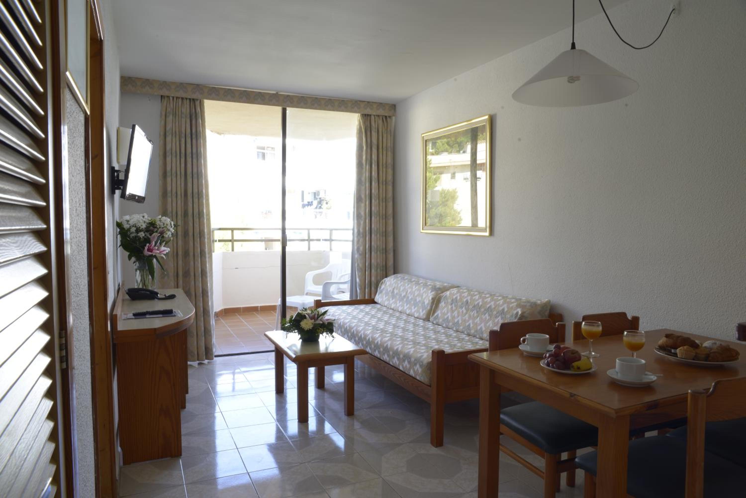 One-Bedroom Apartment (1 Adult + 1 Child) photo 3