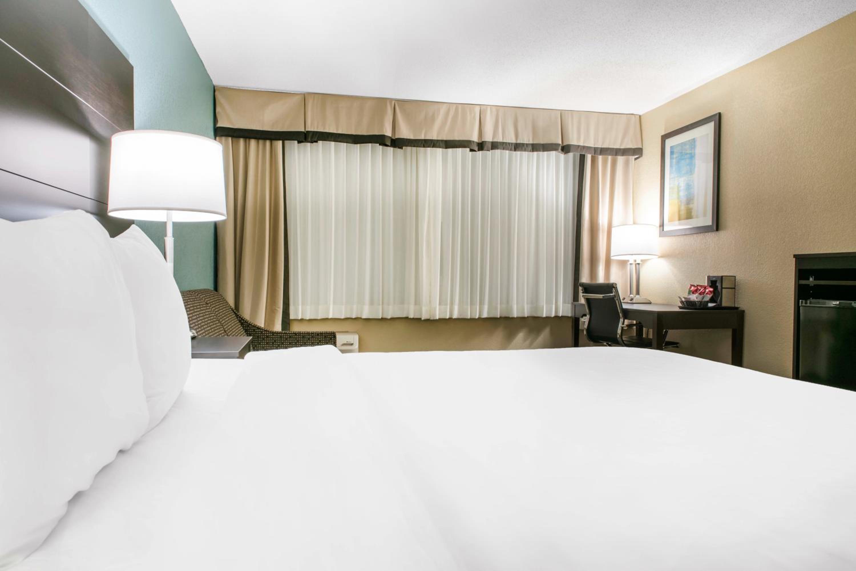 King Room with Sofa Bed - Non-Smoking - Photo 6