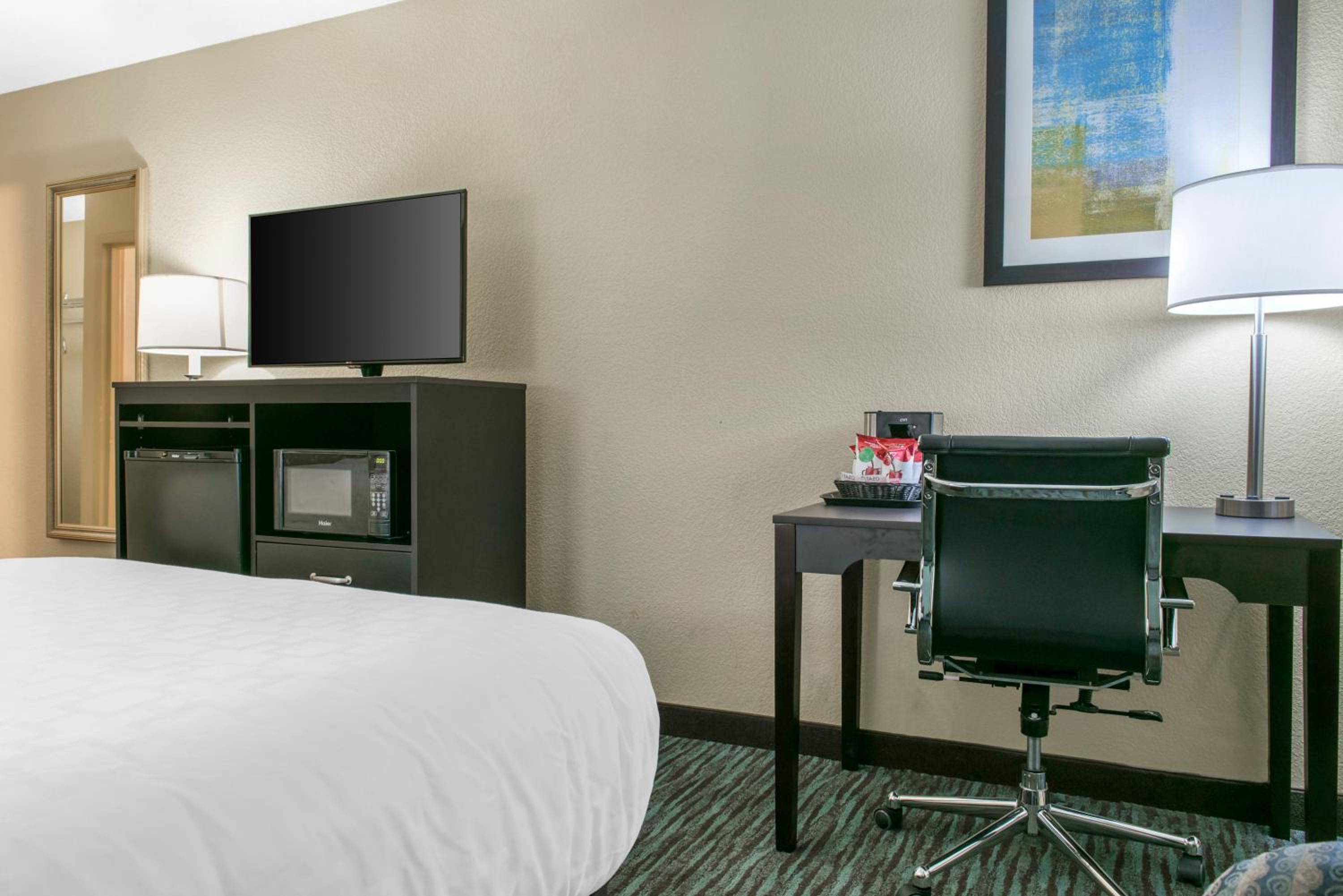 King Room with Sofa Bed - Non-Smoking - Photo 10
