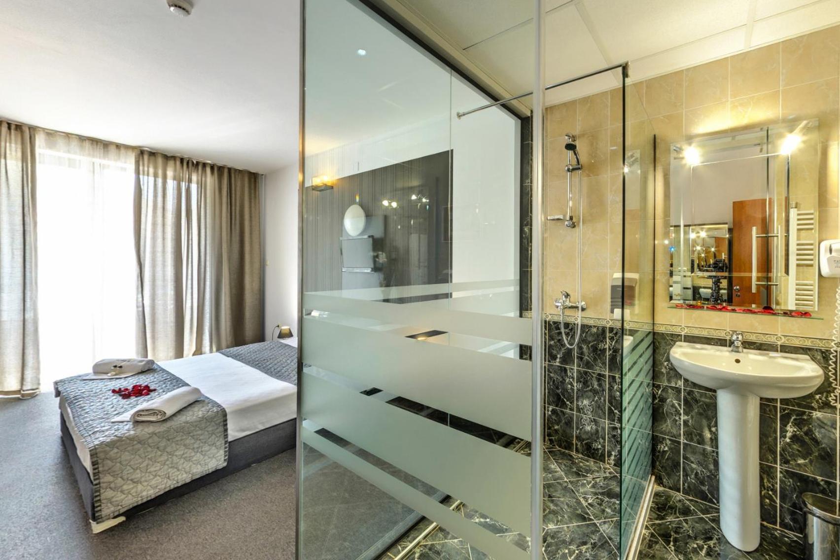 Deluxe Double Room with Balcony photo 2