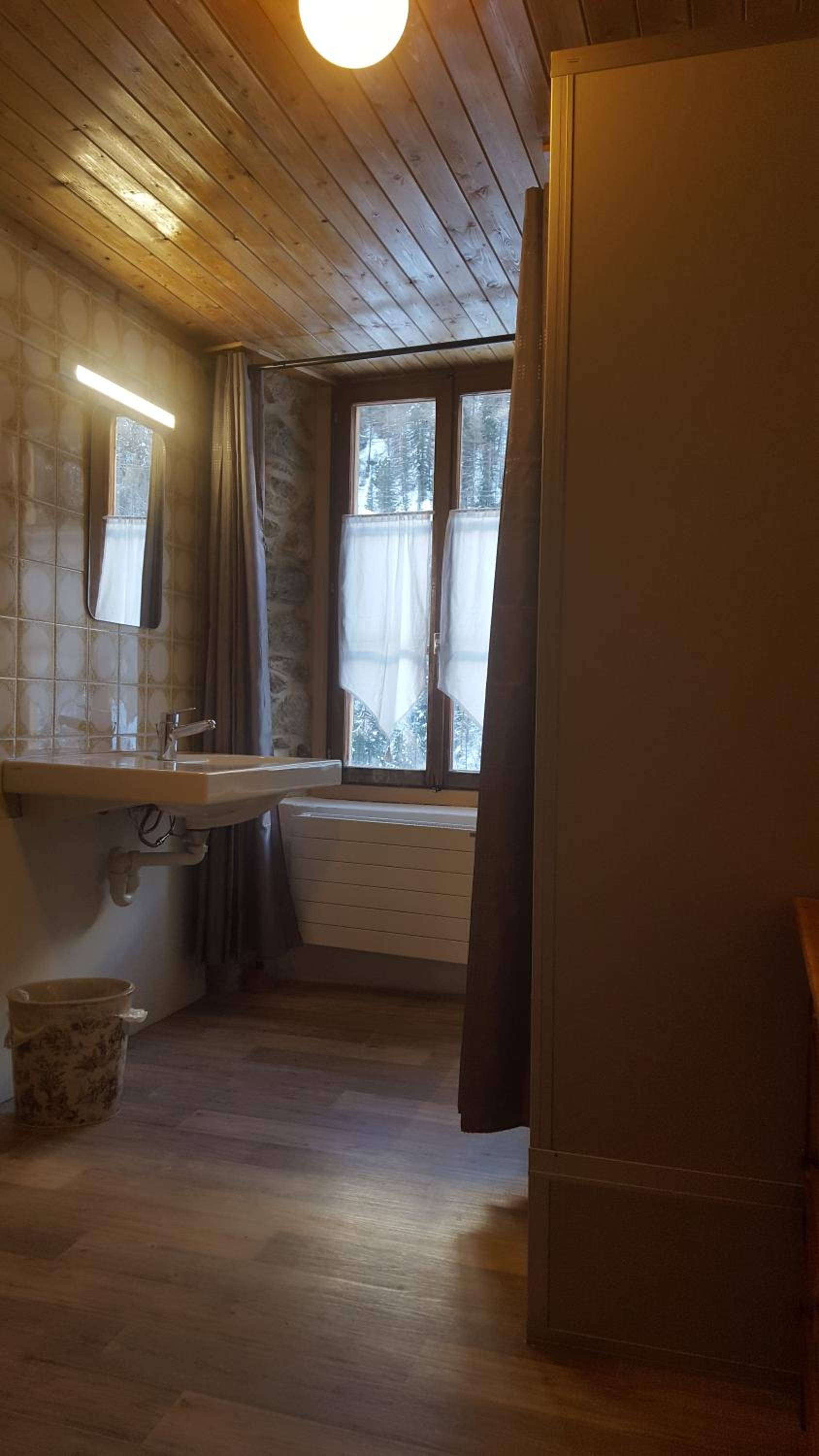 Double Room with Shared Bathroom photo 2