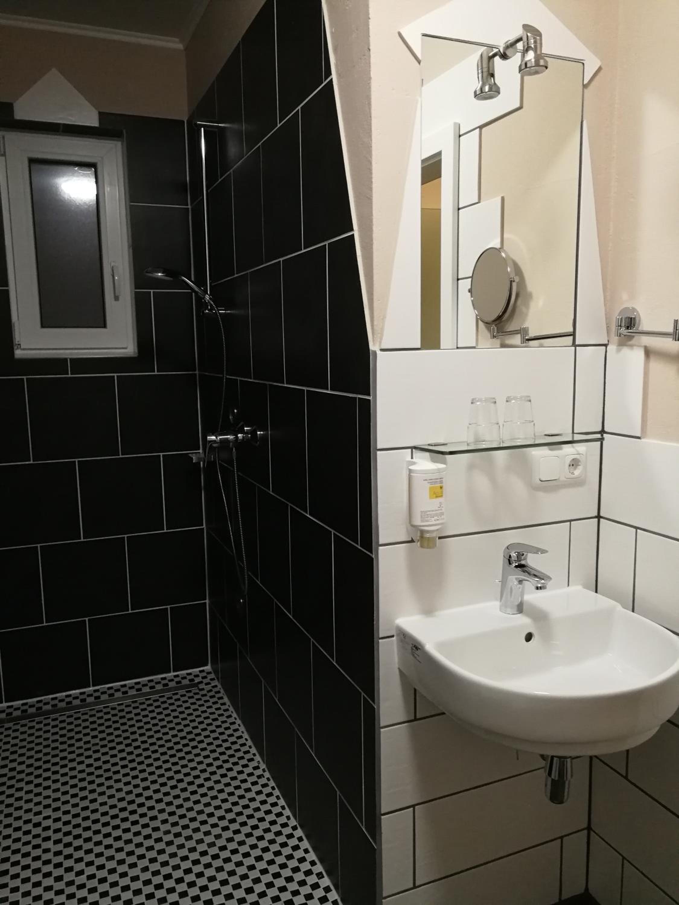 Deluxe Double Room with Shower photo 3