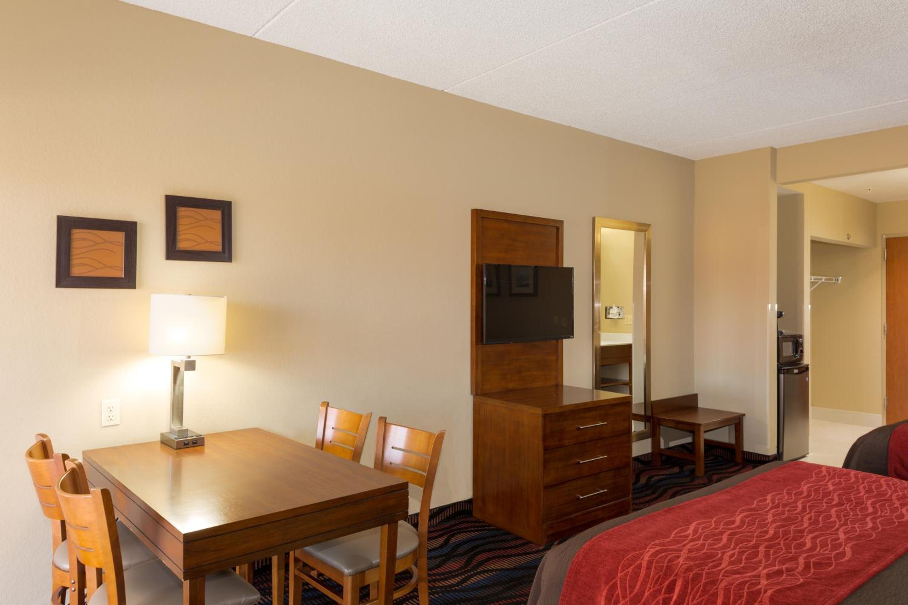 Queen Room with Two Queen Beds - Non-Smoking - Photo 3