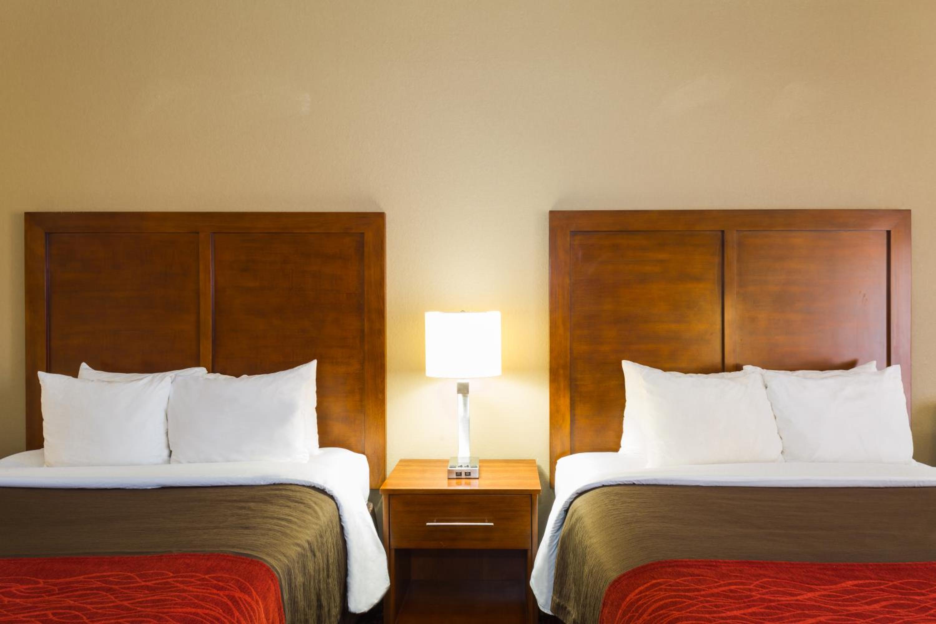 Queen Room with Two Queen Beds - Non-Smoking - Photo 4