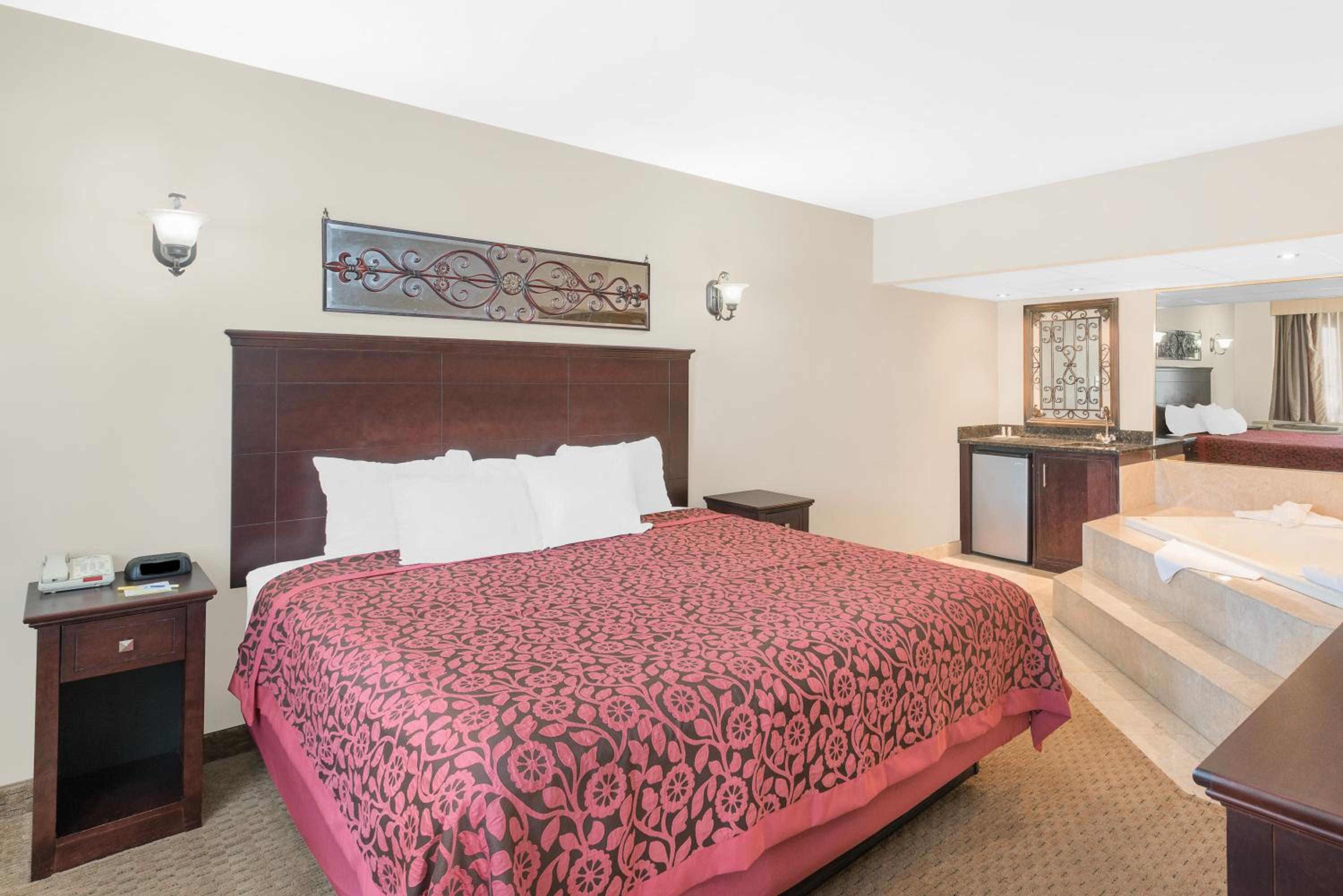 1 King Bed, One Bedroom, Suite, Non-Smoking photo 1