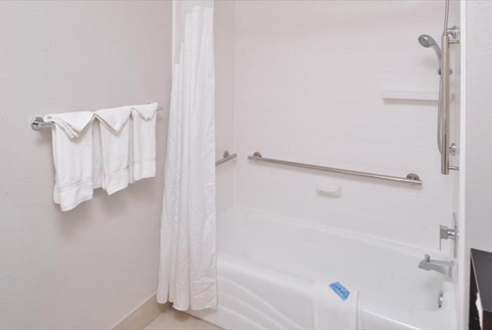 Standard Queen Room With Two Queen Beds And Mobility Accessible Tub - Photo 4