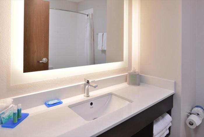 Standard Queen Room With Two Queen Beds And Mobility Accessible Tub - Photo 5