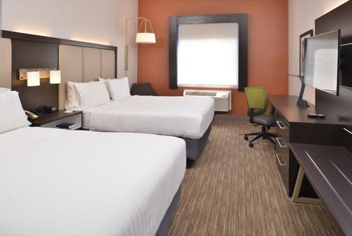 Standard Queen Room With Two Queen Beds And Mobility Accessible Tub - Photo 2