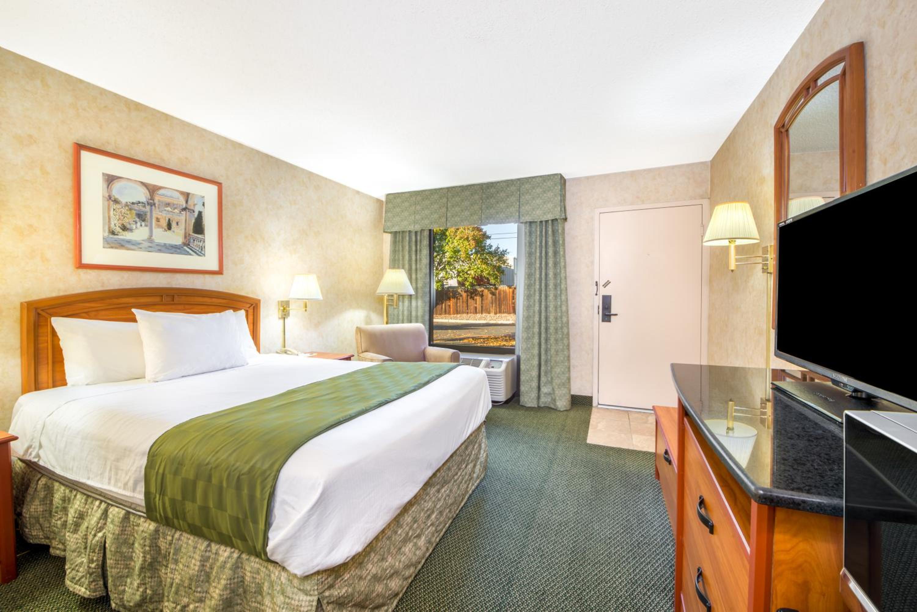 King Room - Non-Smoking - Photo 2