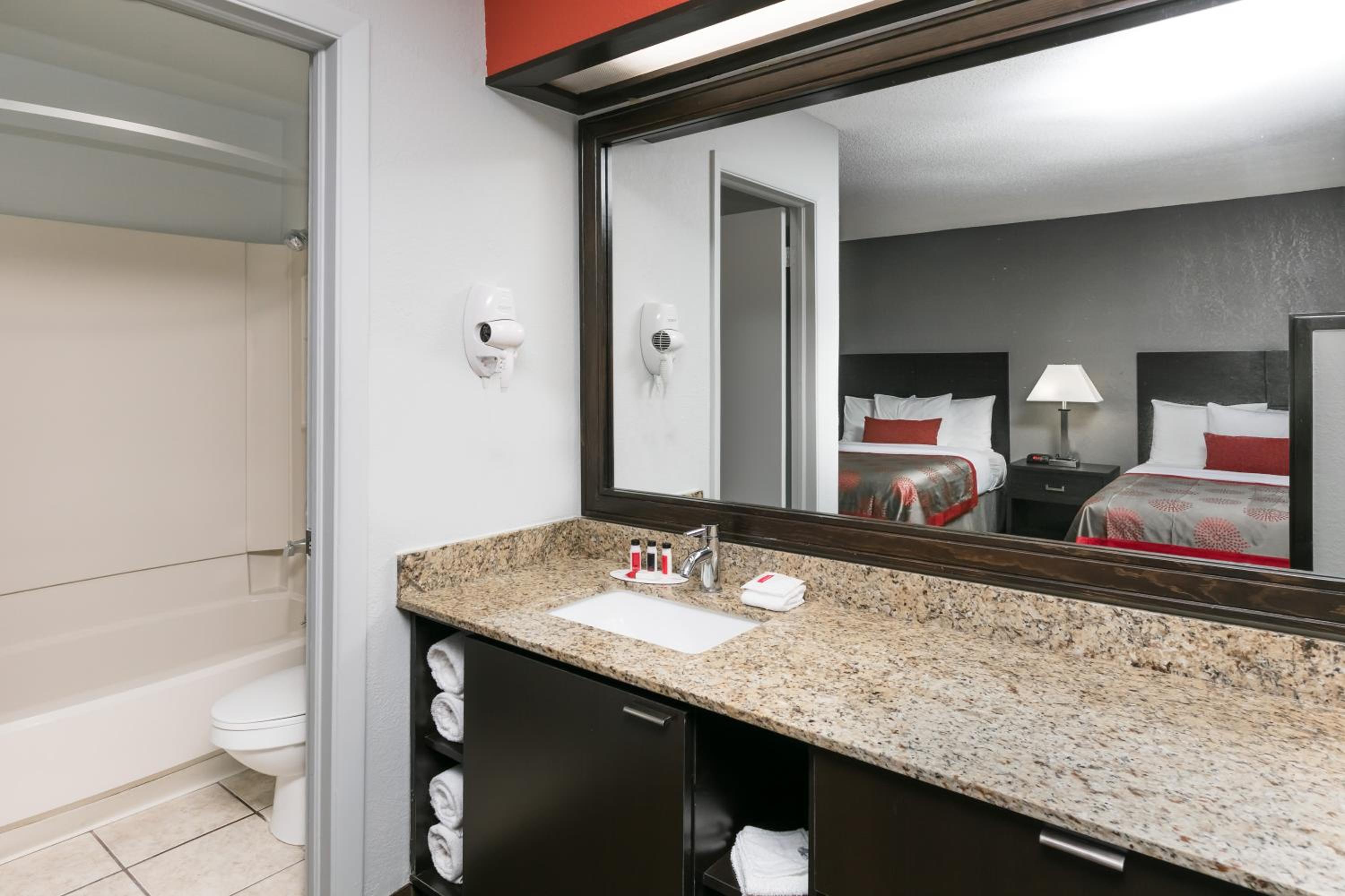 Double Room with Two Double Beds and Roll-In Shower - Mobility/Hearing Accessible photo 2