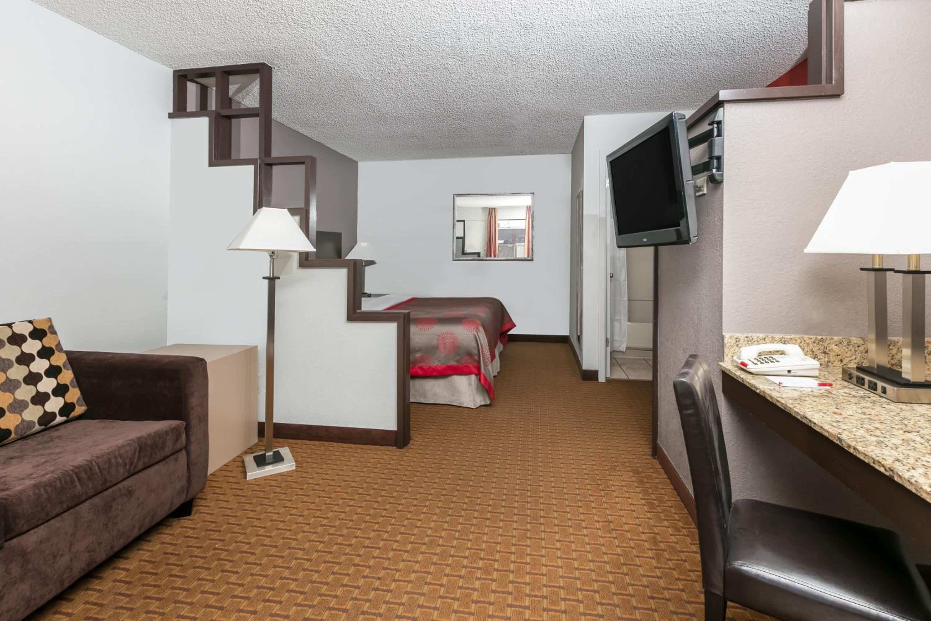 King Suite with Sofa Bed - Non-Smoking photo 3