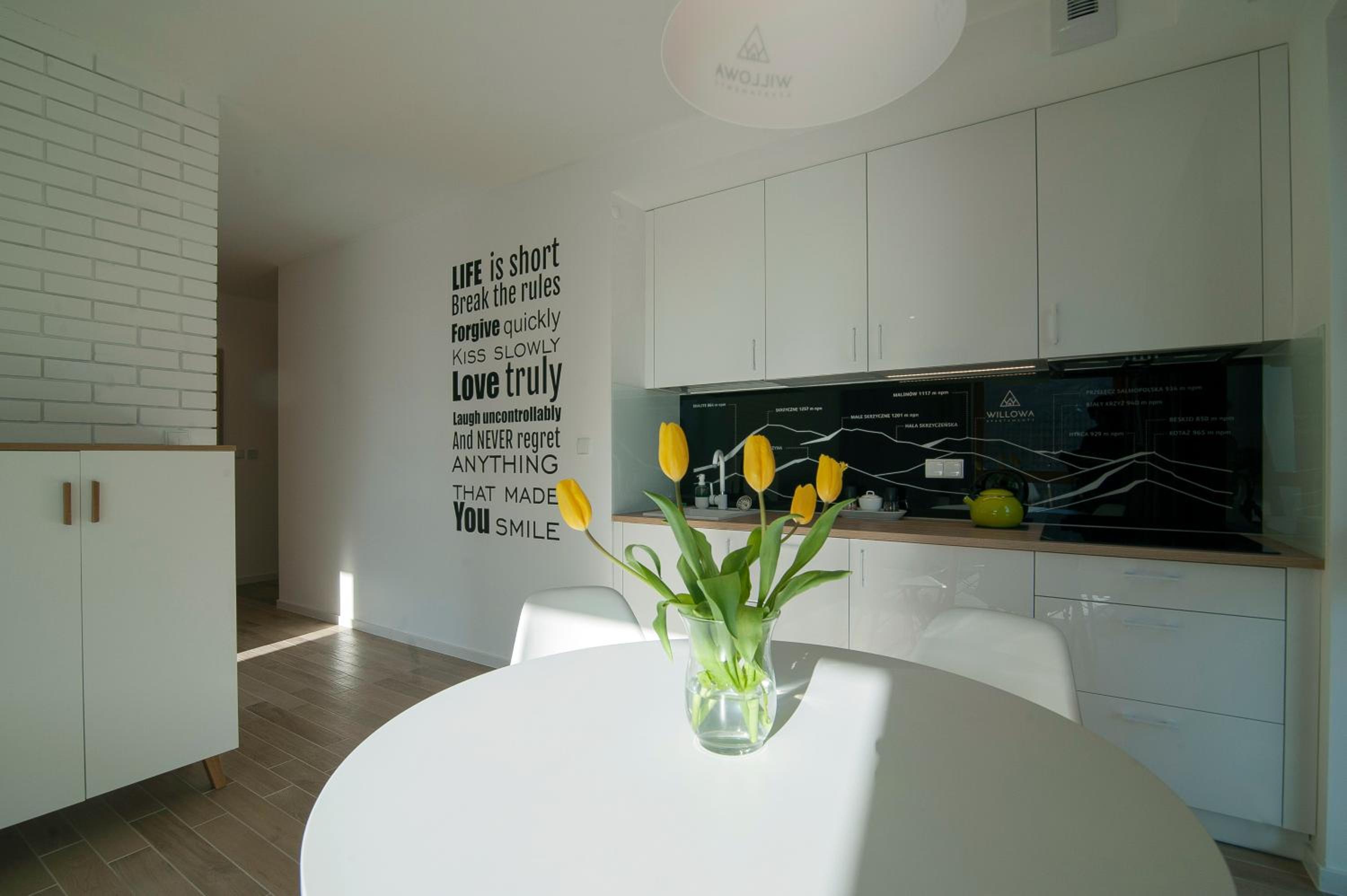 Apartment with Balcony - Photo 9