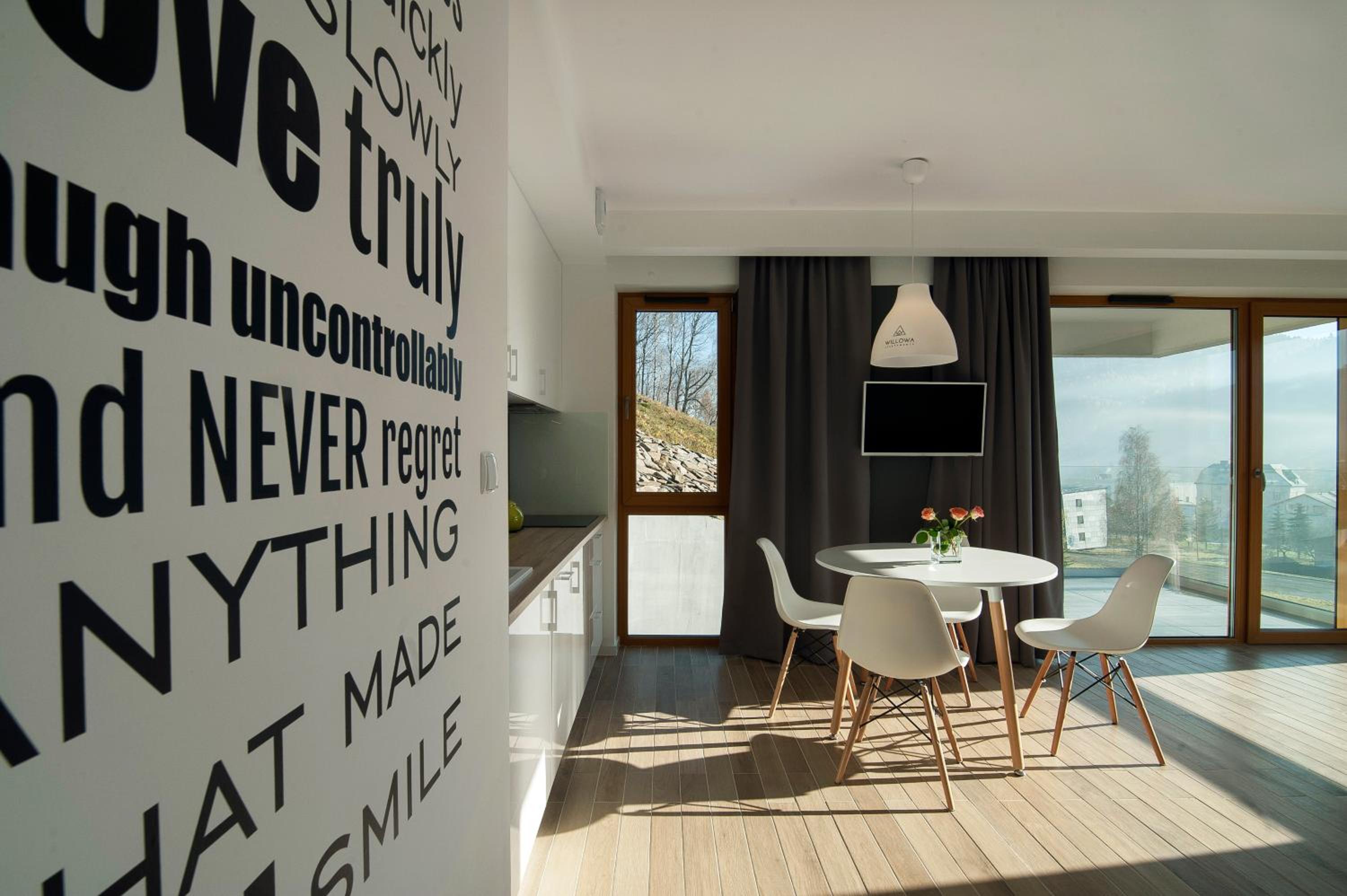 Apartment with Balcony - Photo 5