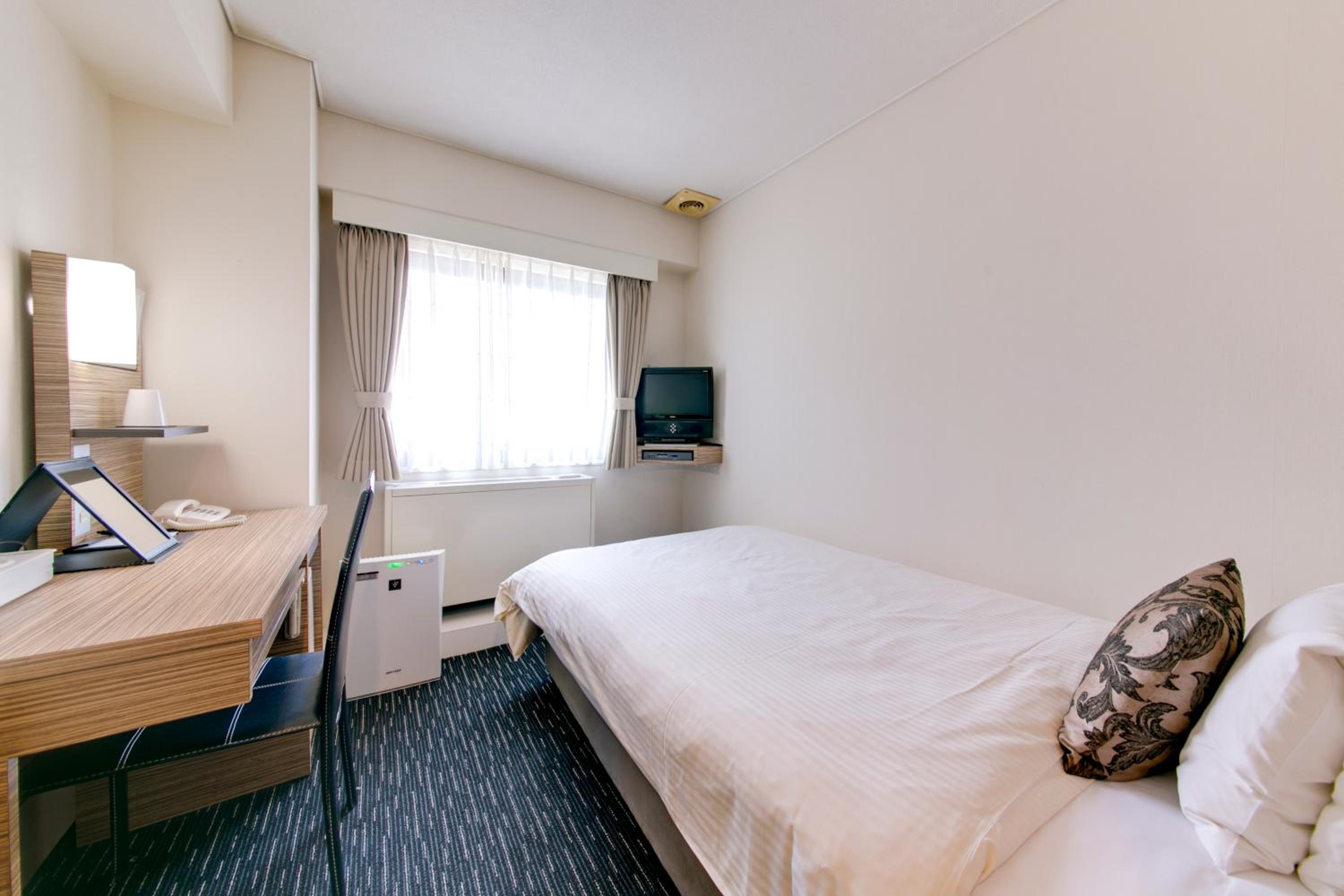 Compact Single Room - Smoking