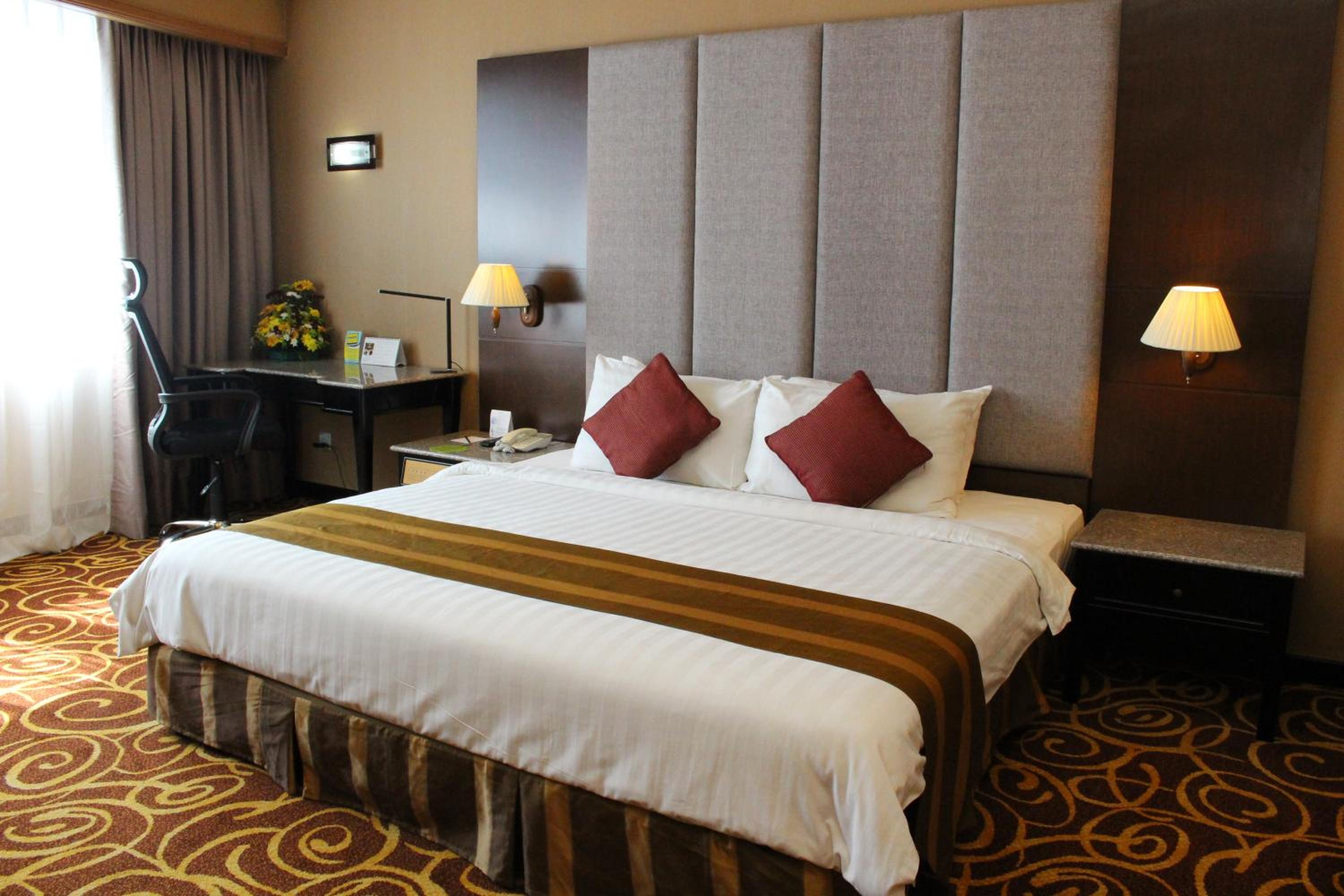 Executive Suite - Photo 4