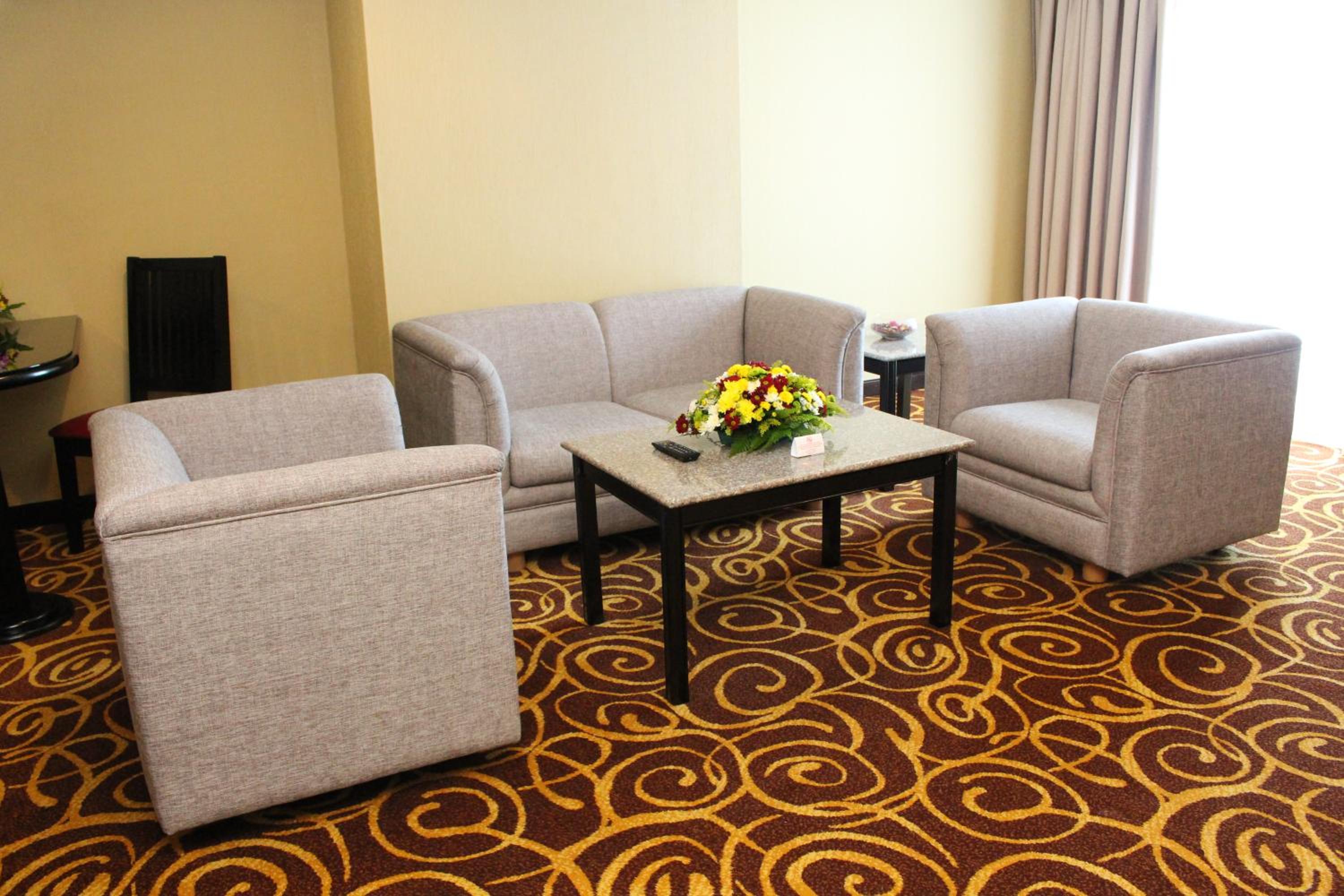 Executive Suite - Photo 3