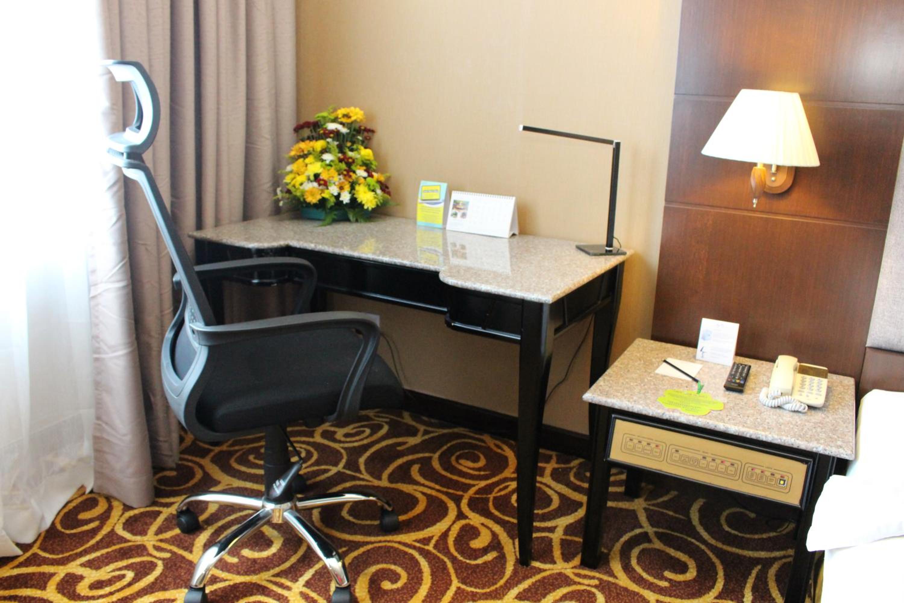 Executive Suite - Photo 2