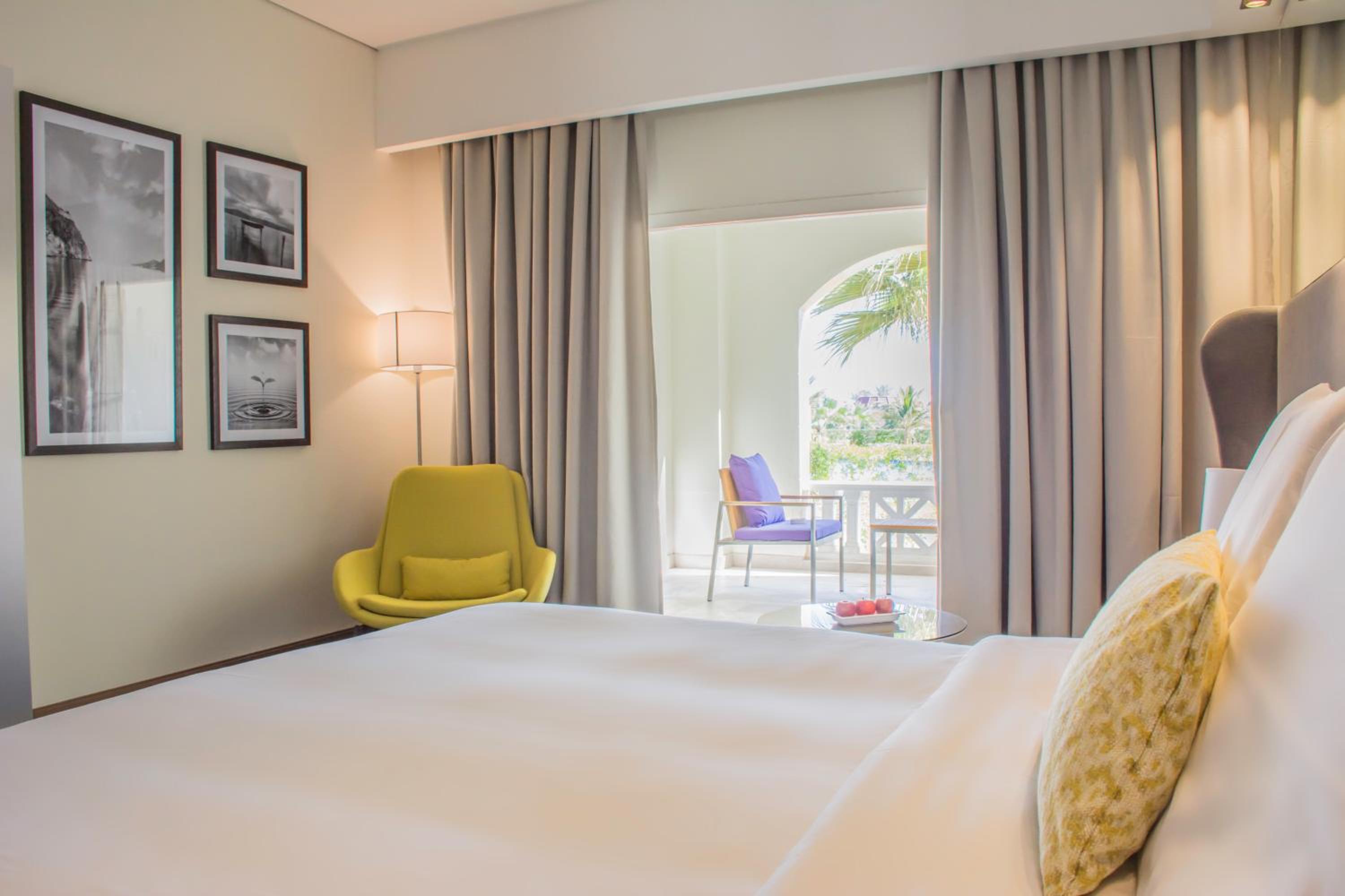 Superior Room with Balcony and Pool View photo 3
