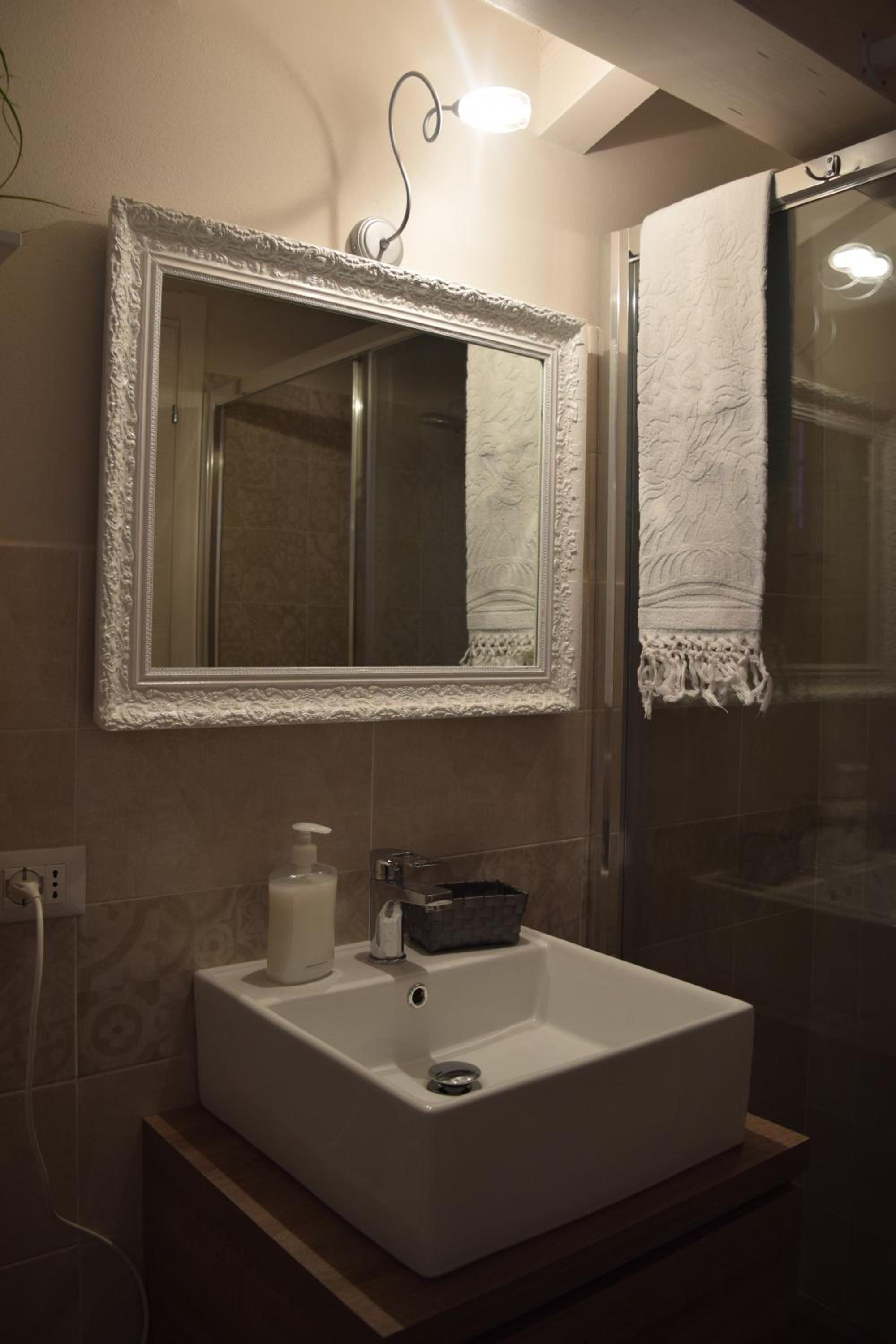 Double Room with Private Bathroom - Photo 9