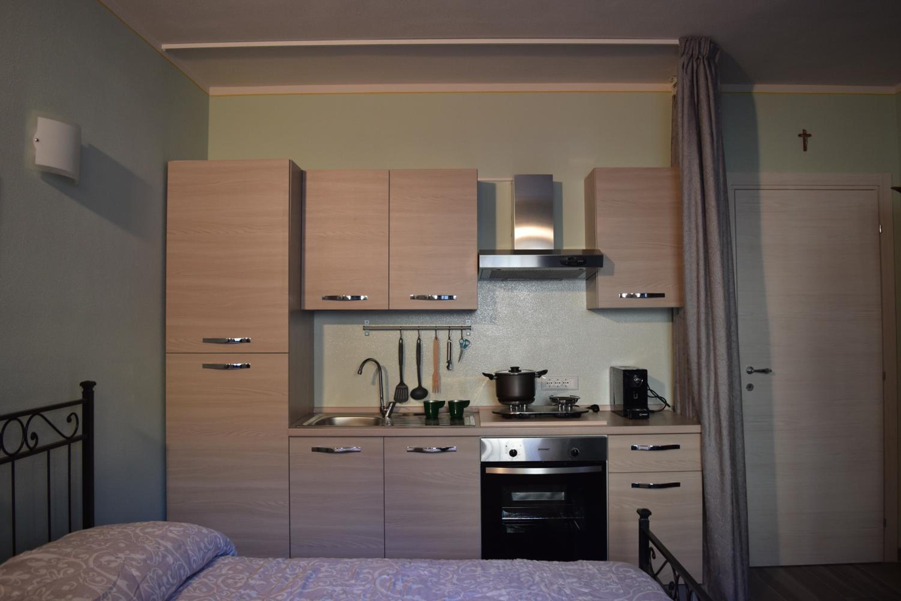 Double Room with Private Bathroom - Photo 10