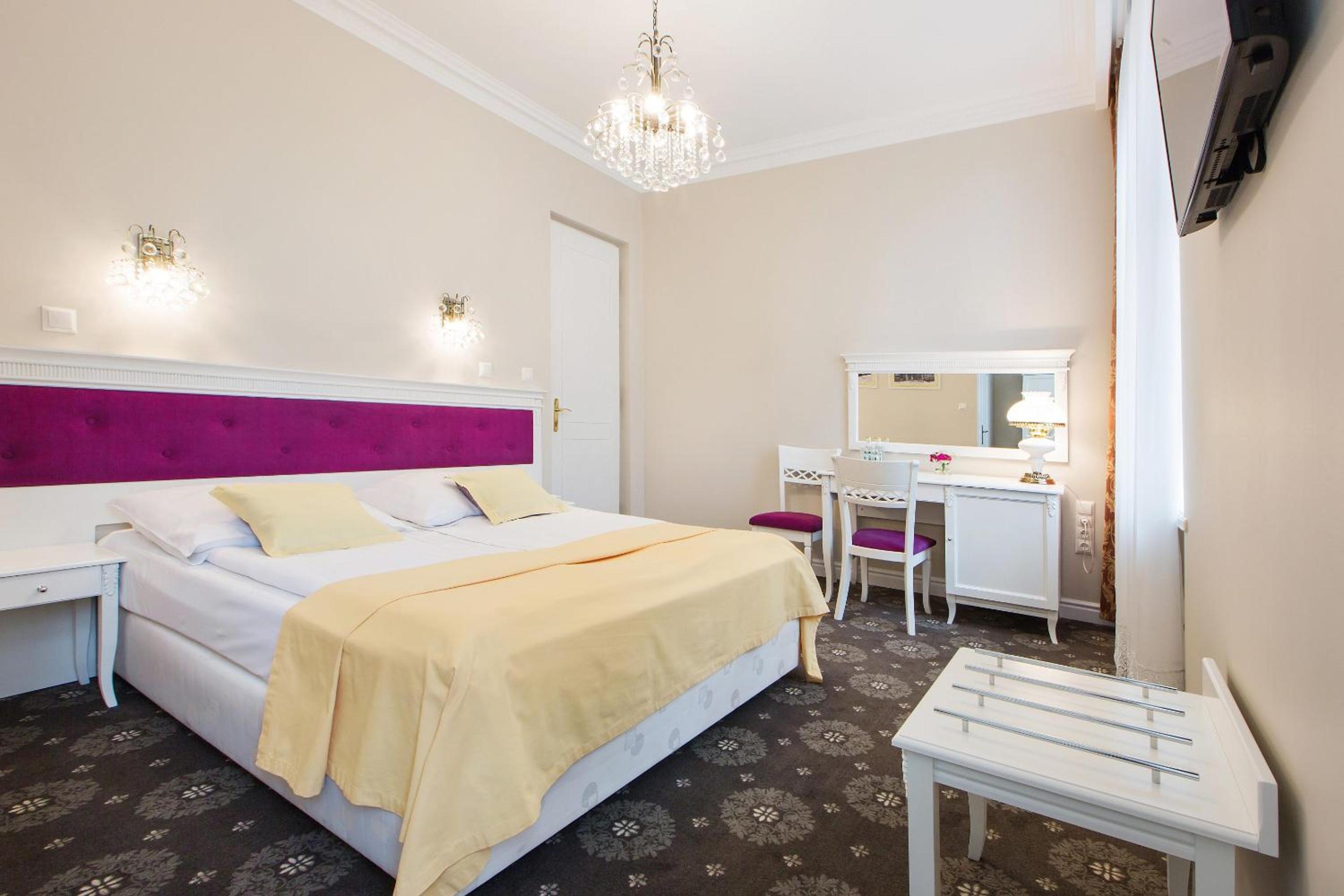 Large Double Room - Photo 3