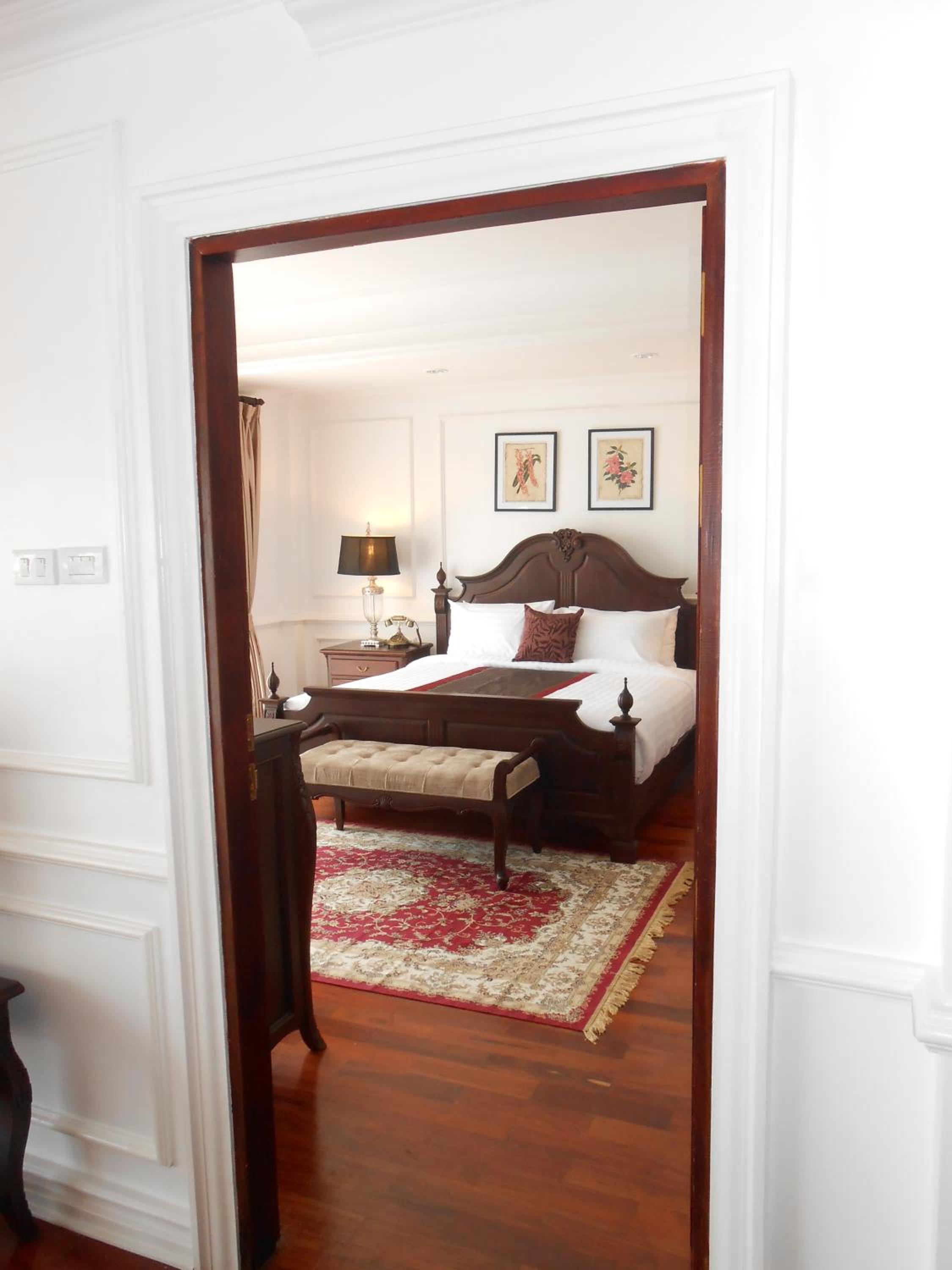 Colonial One Bedroom Deluxe Suite - Photo 7