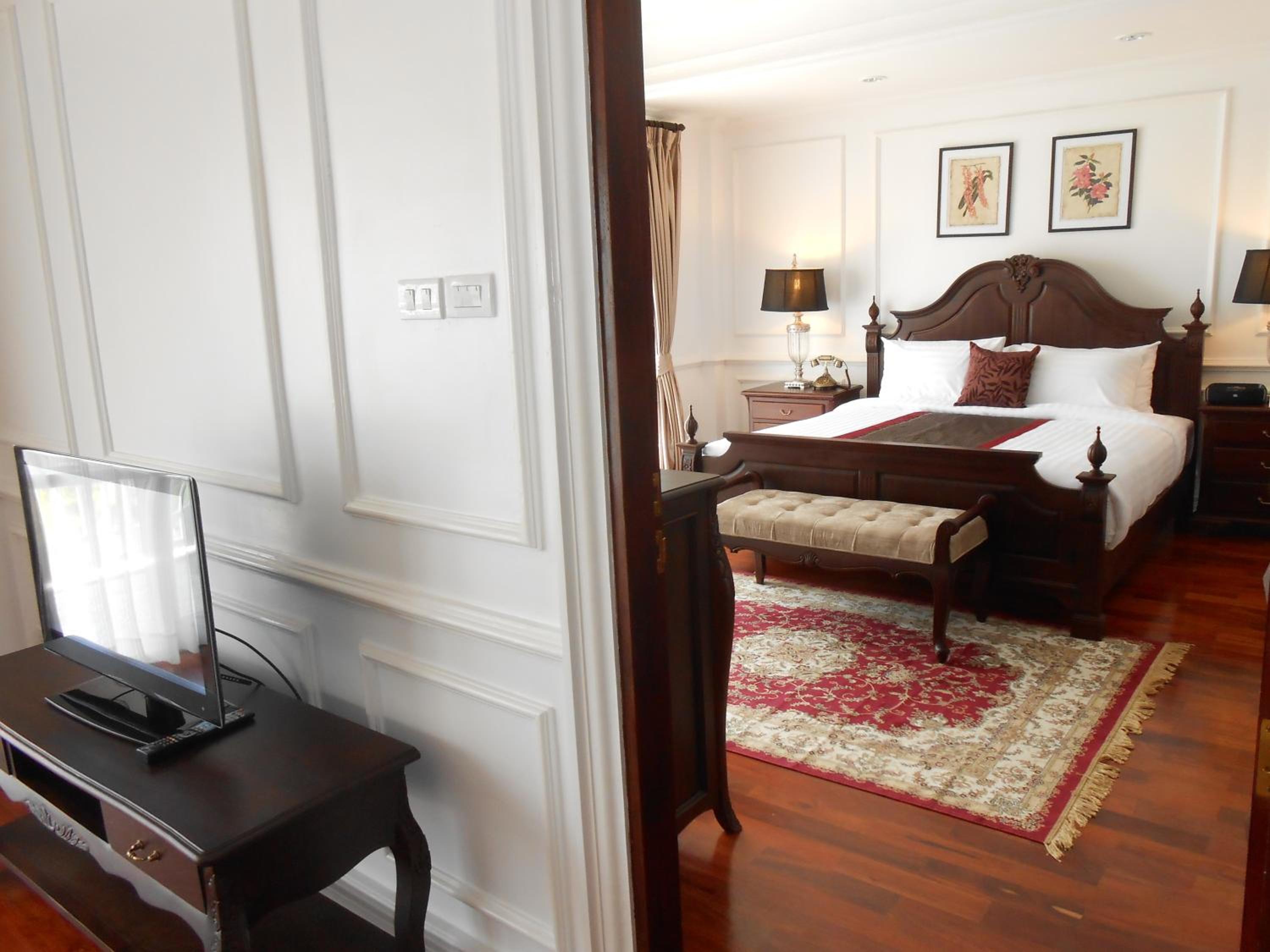 Colonial One Bedroom Deluxe Suite - Photo 8
