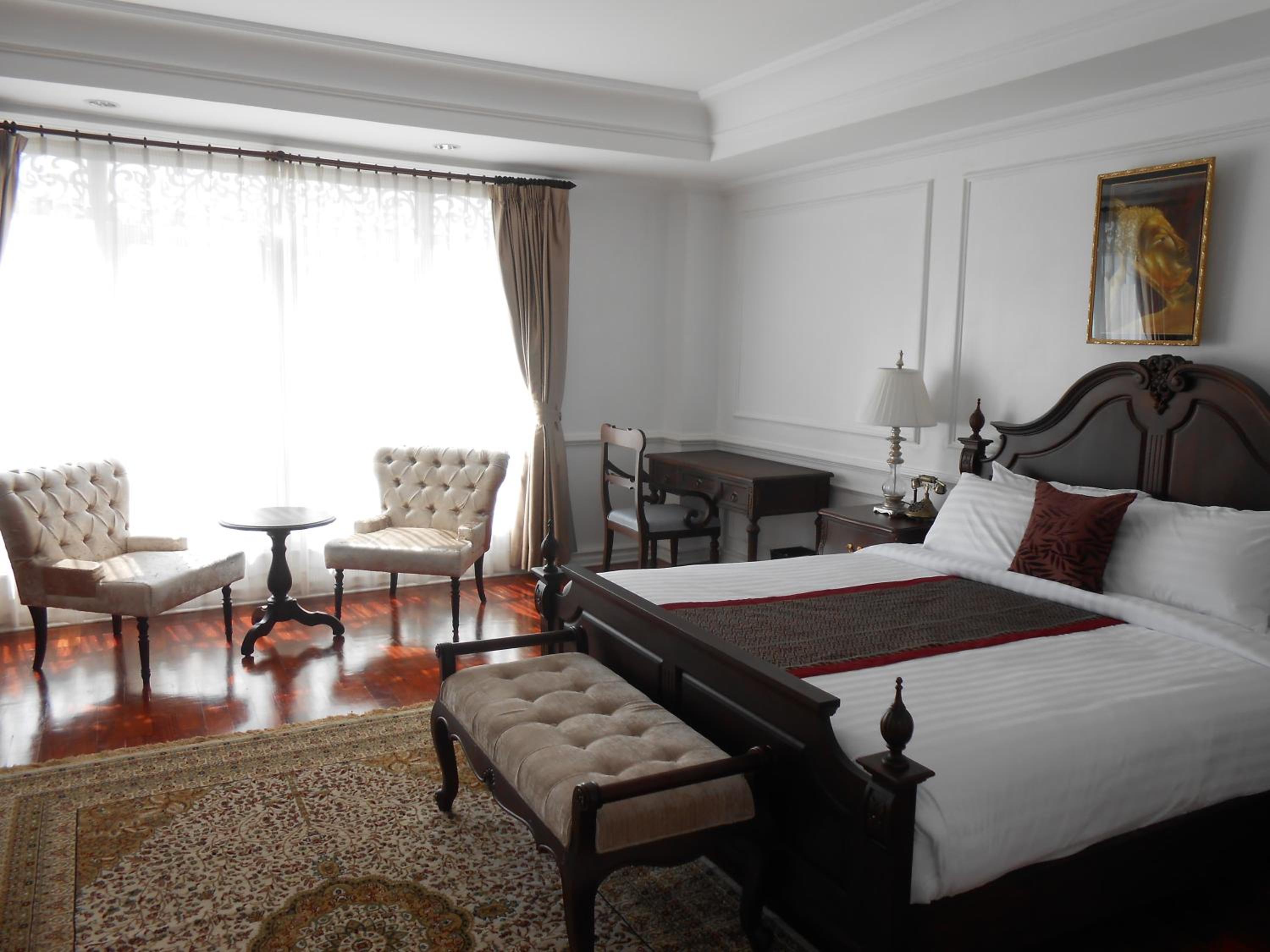 Colonial One Bedroom Deluxe Suite - Photo 4