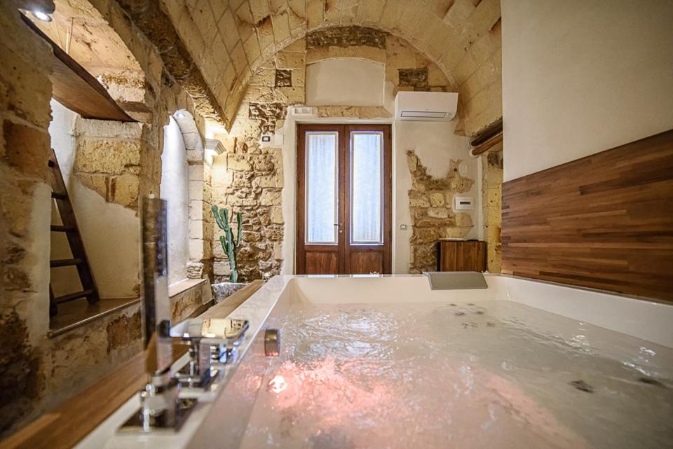 King Suite with Spa Bath photo 3