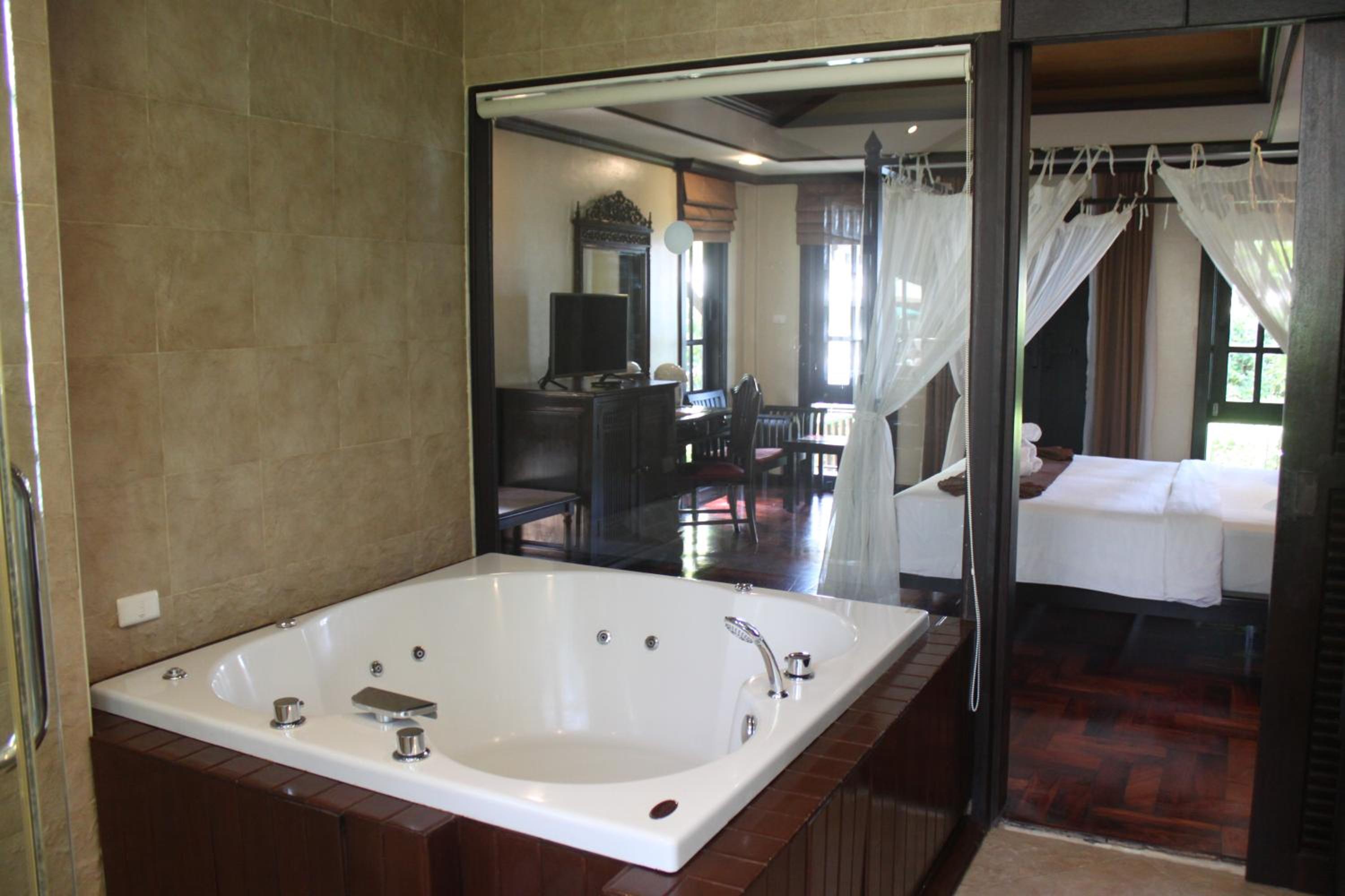 Deluxe Villa with Spa Bath - Photo 6