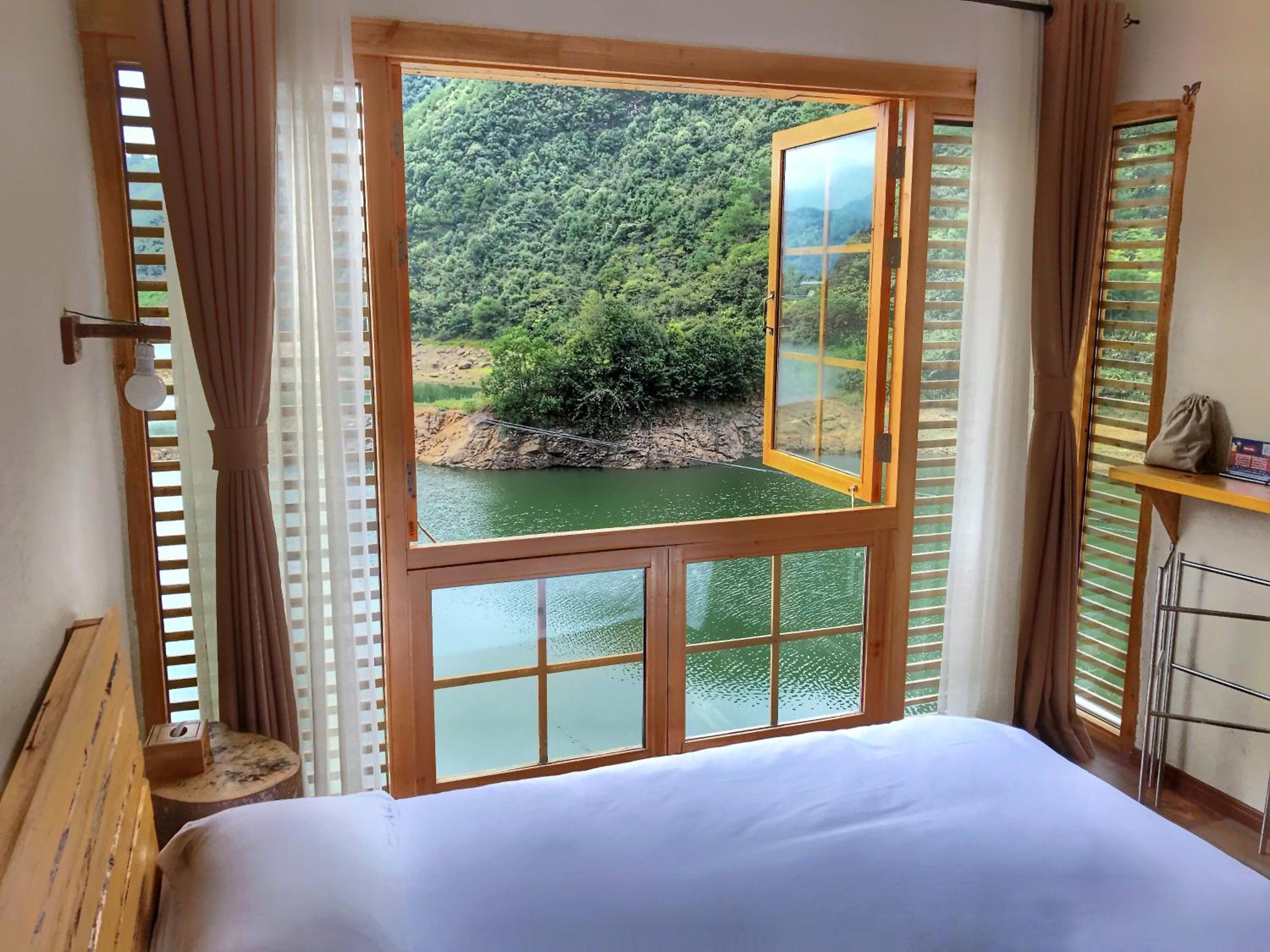 Lake-view Boutique King Bed Room photo 2