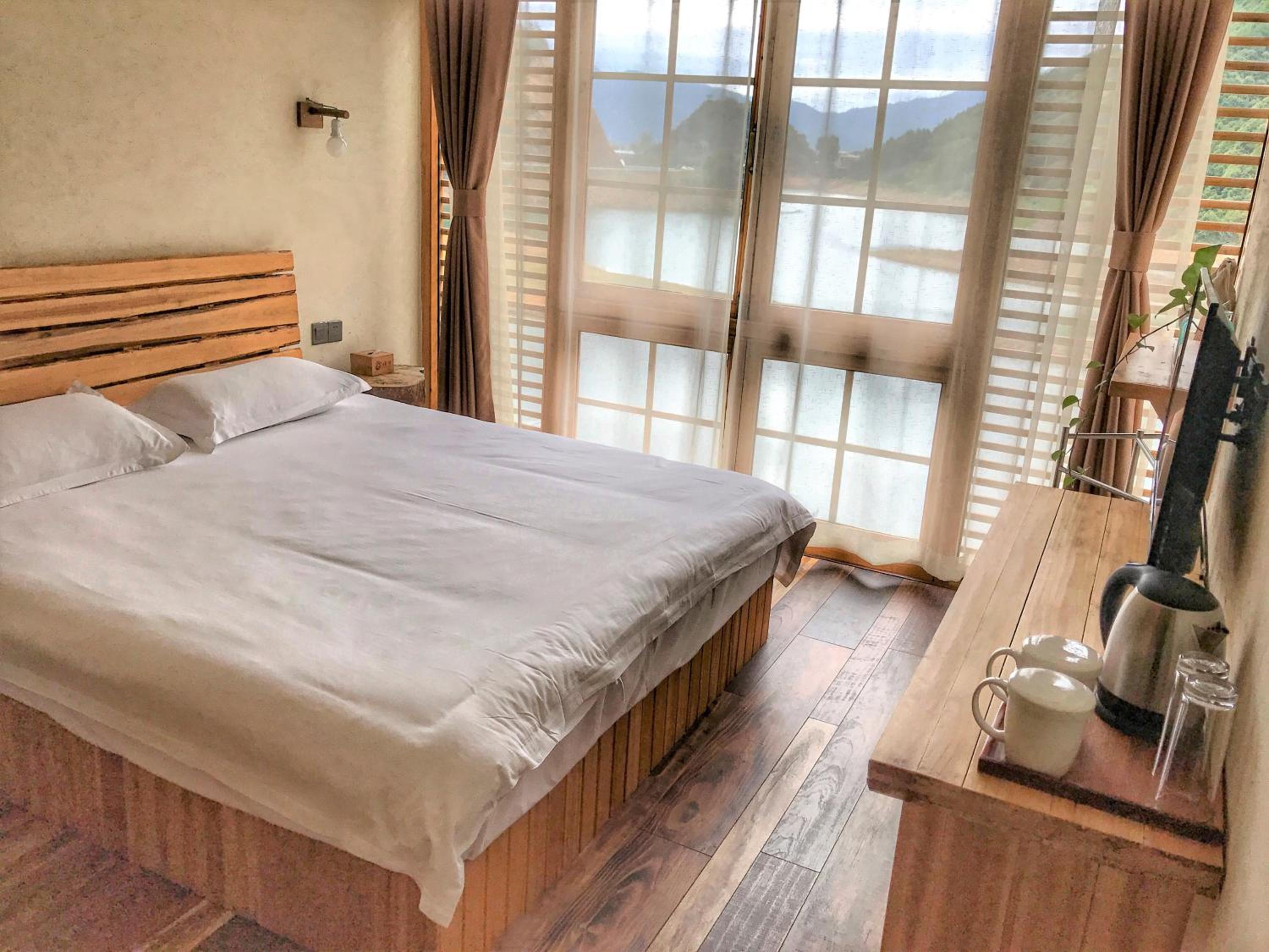 Lake-view Boutique King Bed Room photo 1