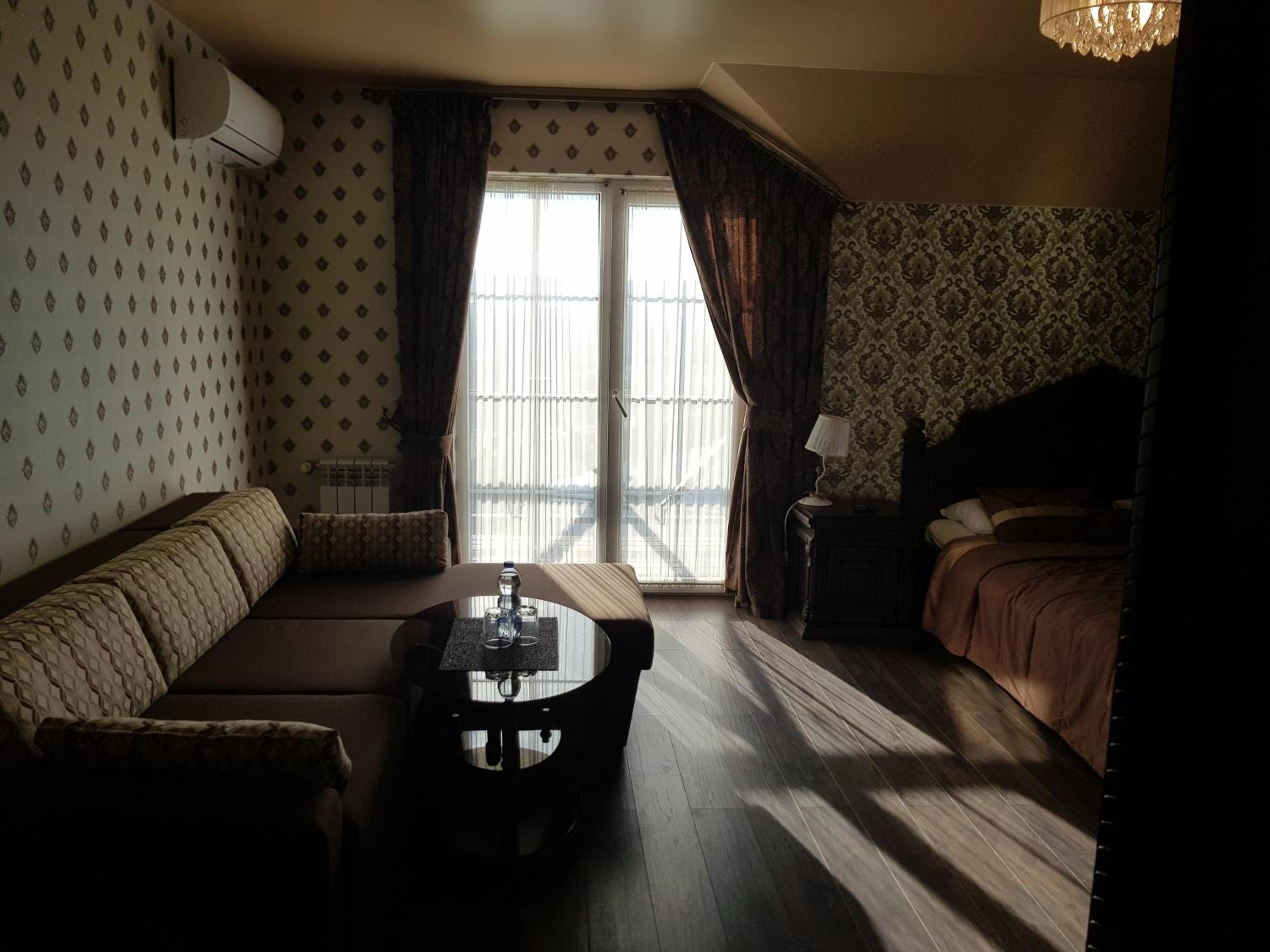 King Suite with Balcony photo 1