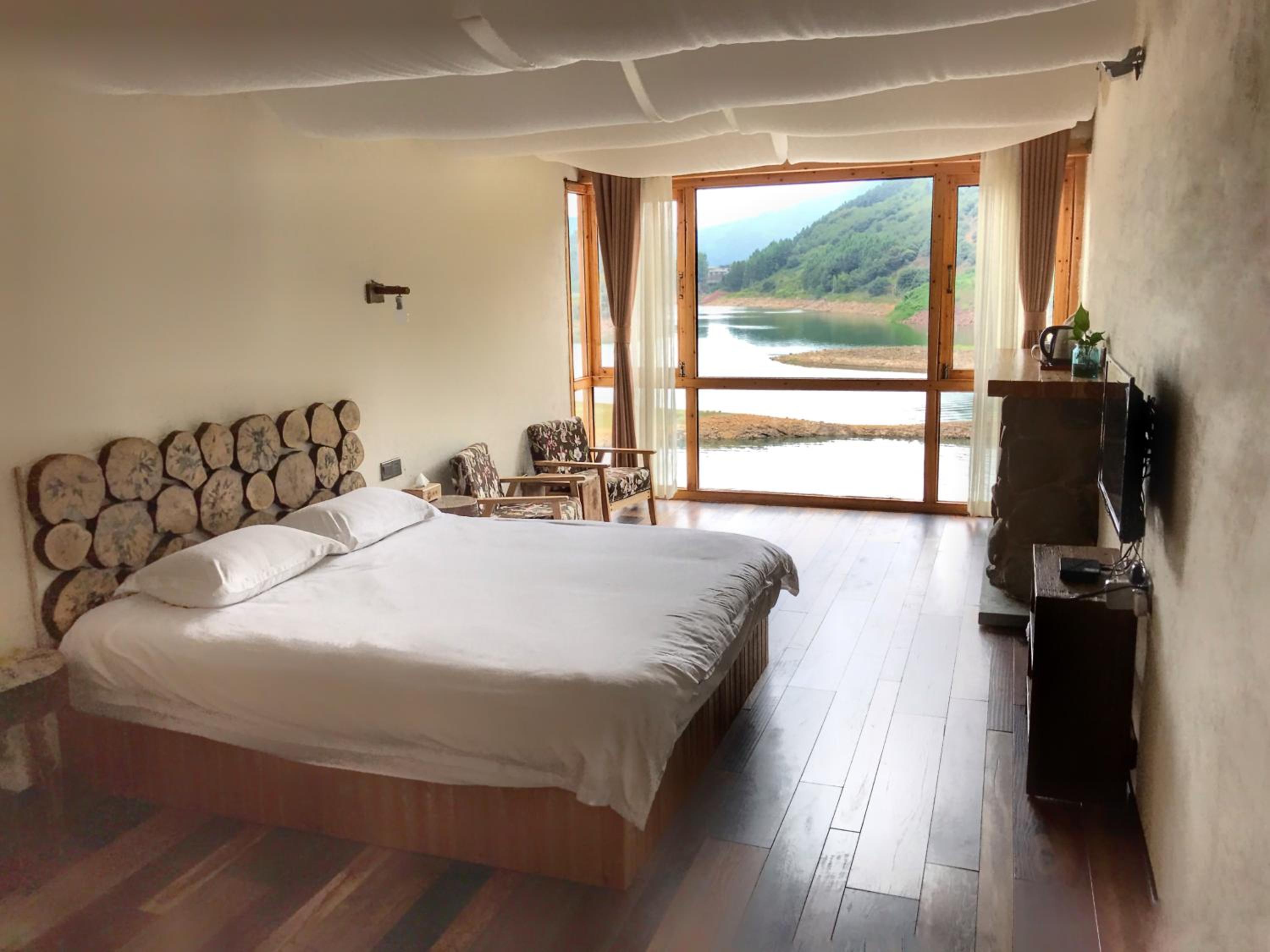 Queen Room with Balcony photo 1