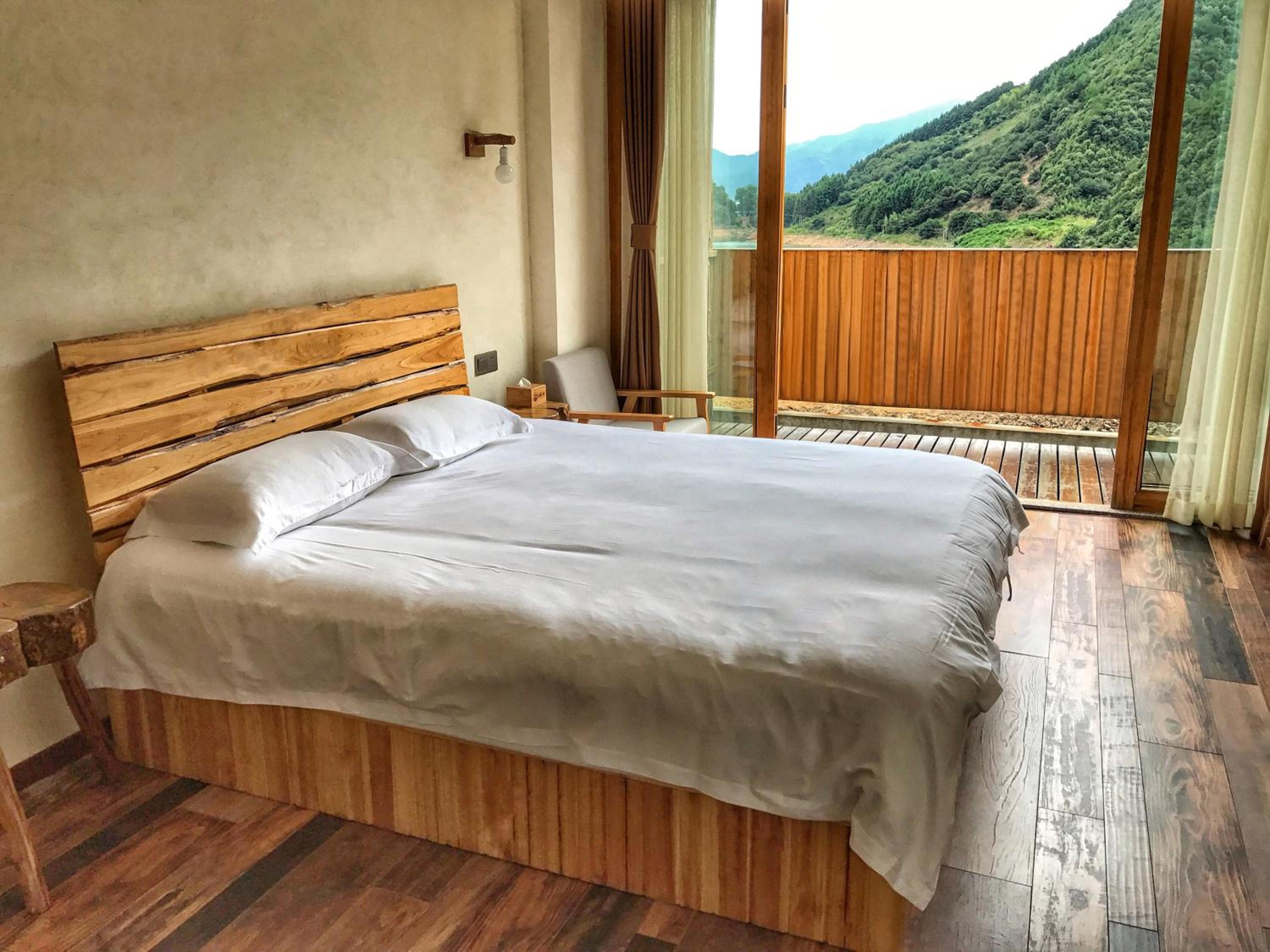 Lake-view Deluxe Balcony King bed Room photo 1
