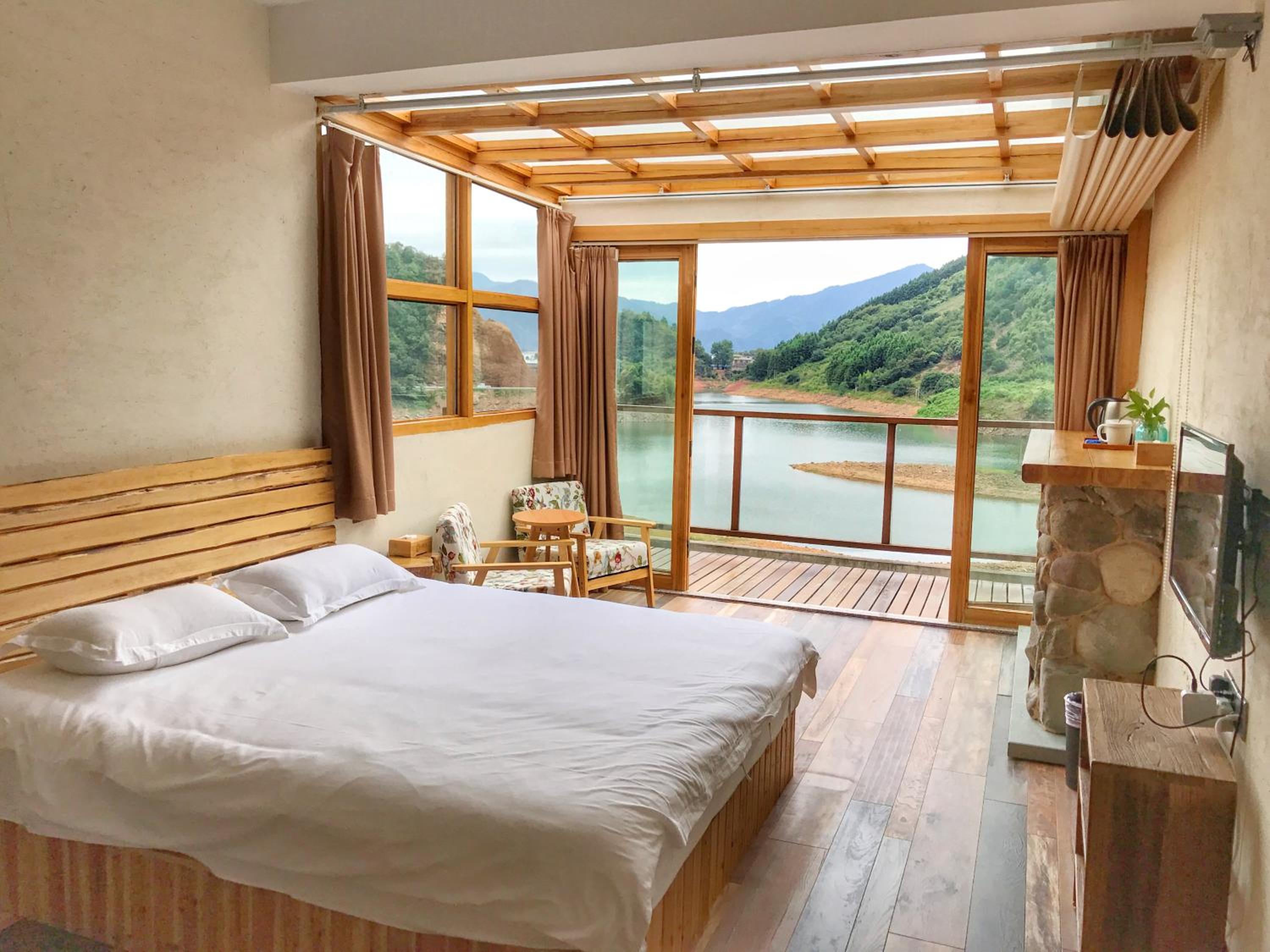 Lake-view Deluxe Balcony King bed Room photo 2