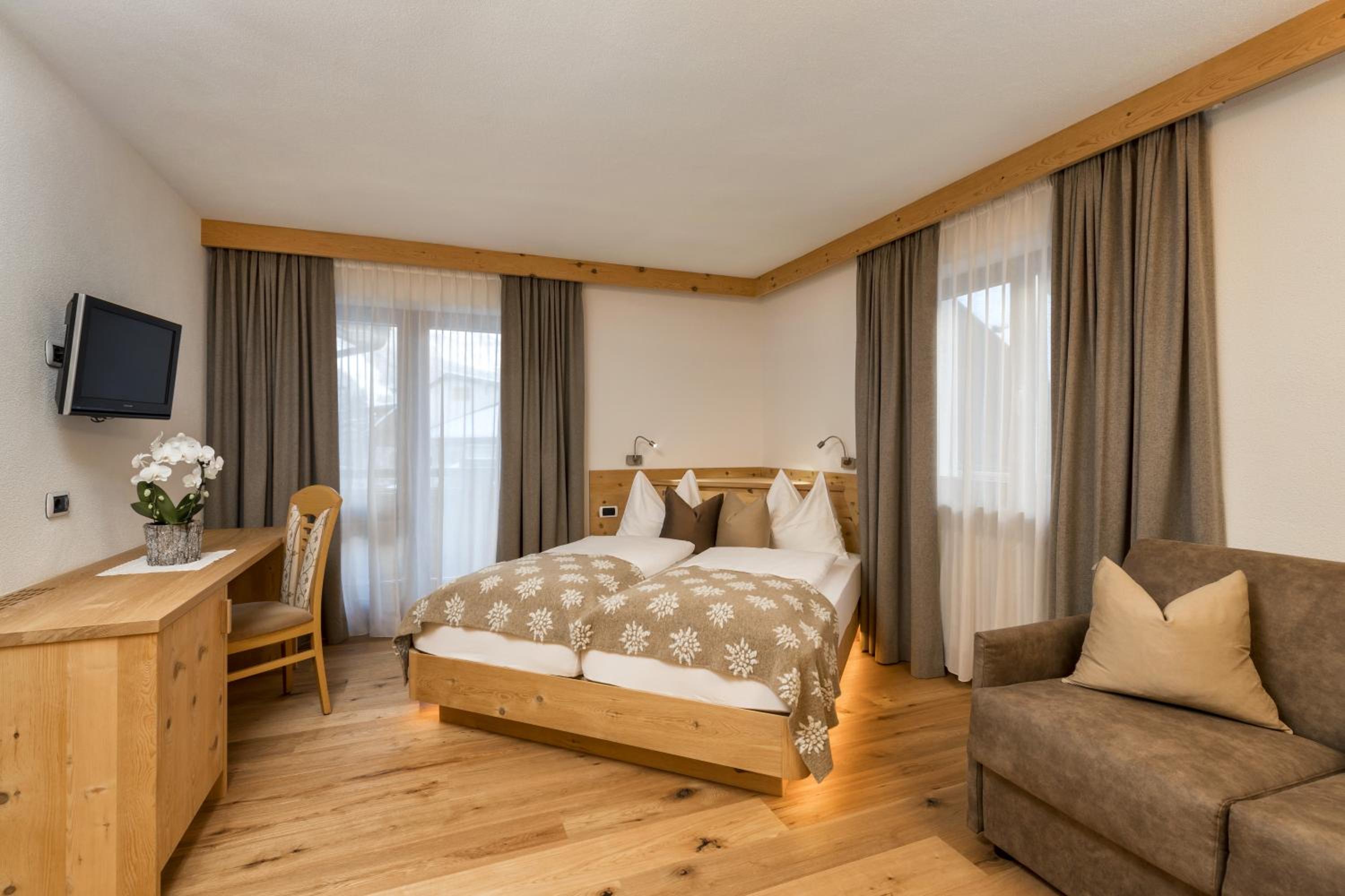 Deluxe Double or Twin Room with Balcony - Photo 11