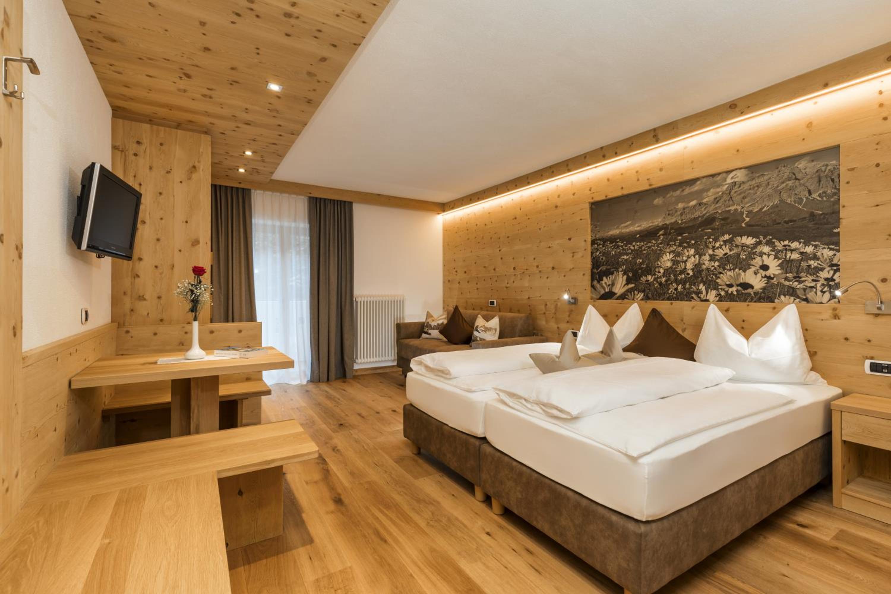 Deluxe Double or Twin Room with Balcony - Photo 10