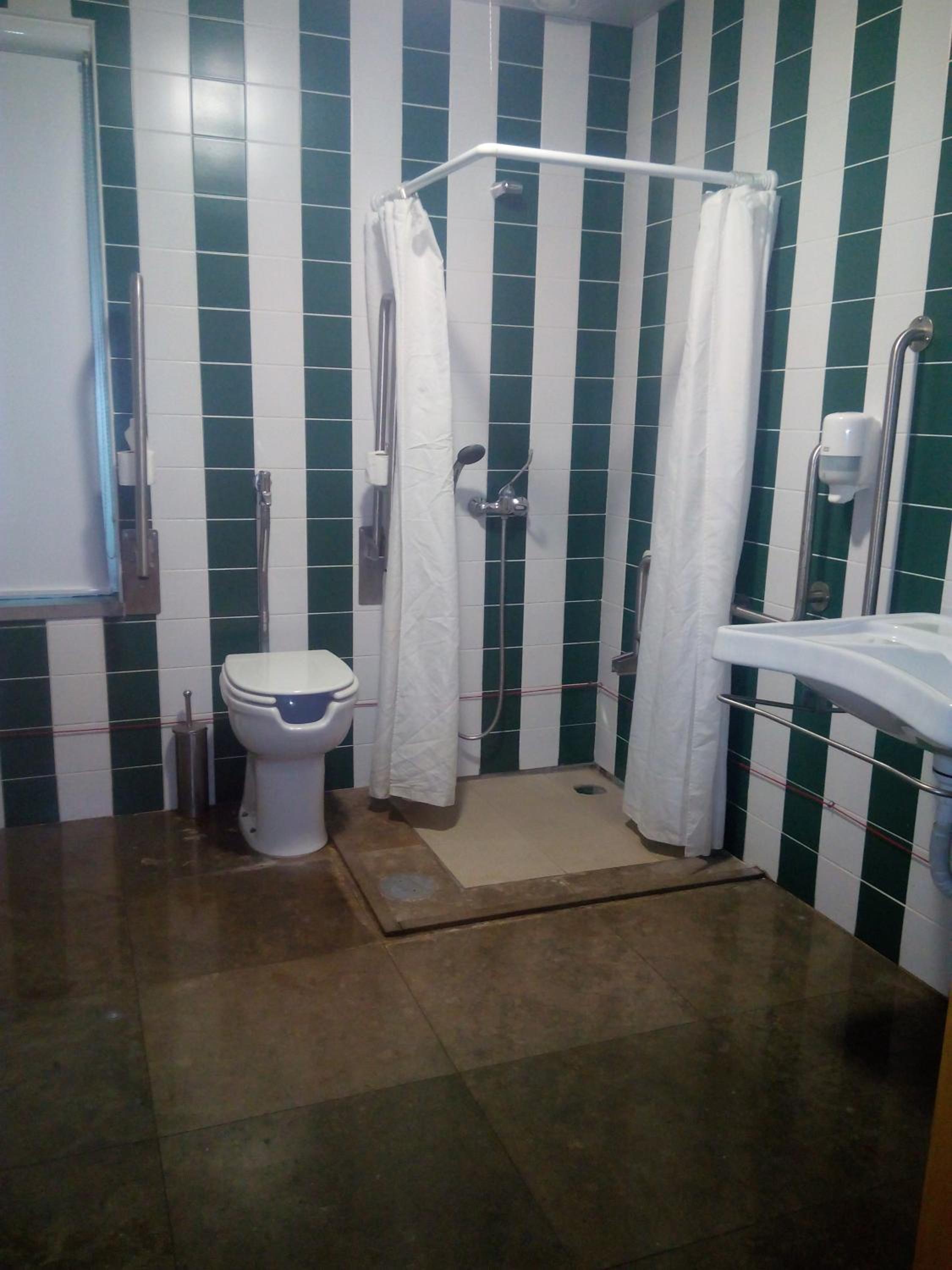 Twin Room - Disability Access - Photo 2