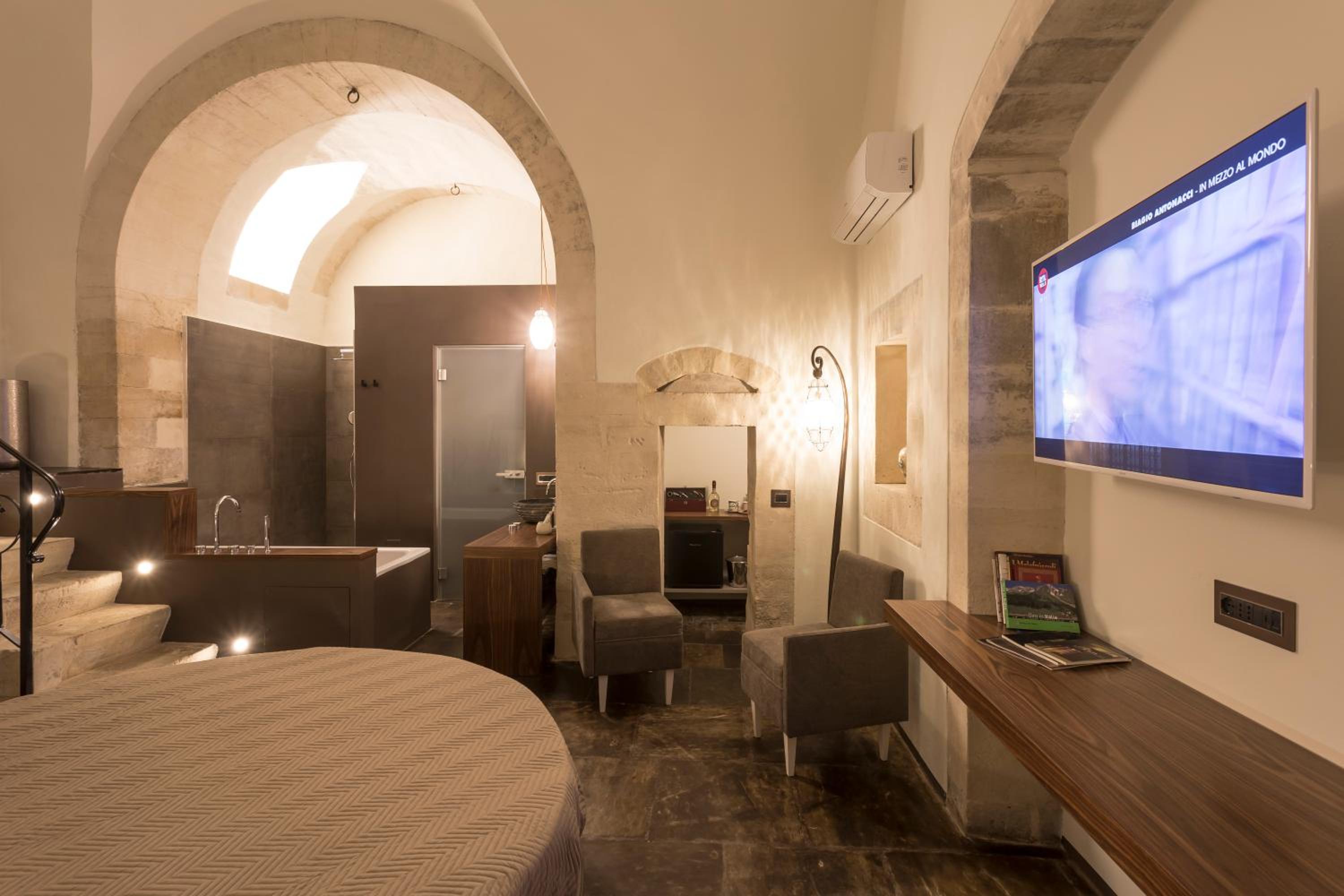 Deluxe Junior Suite photo 2