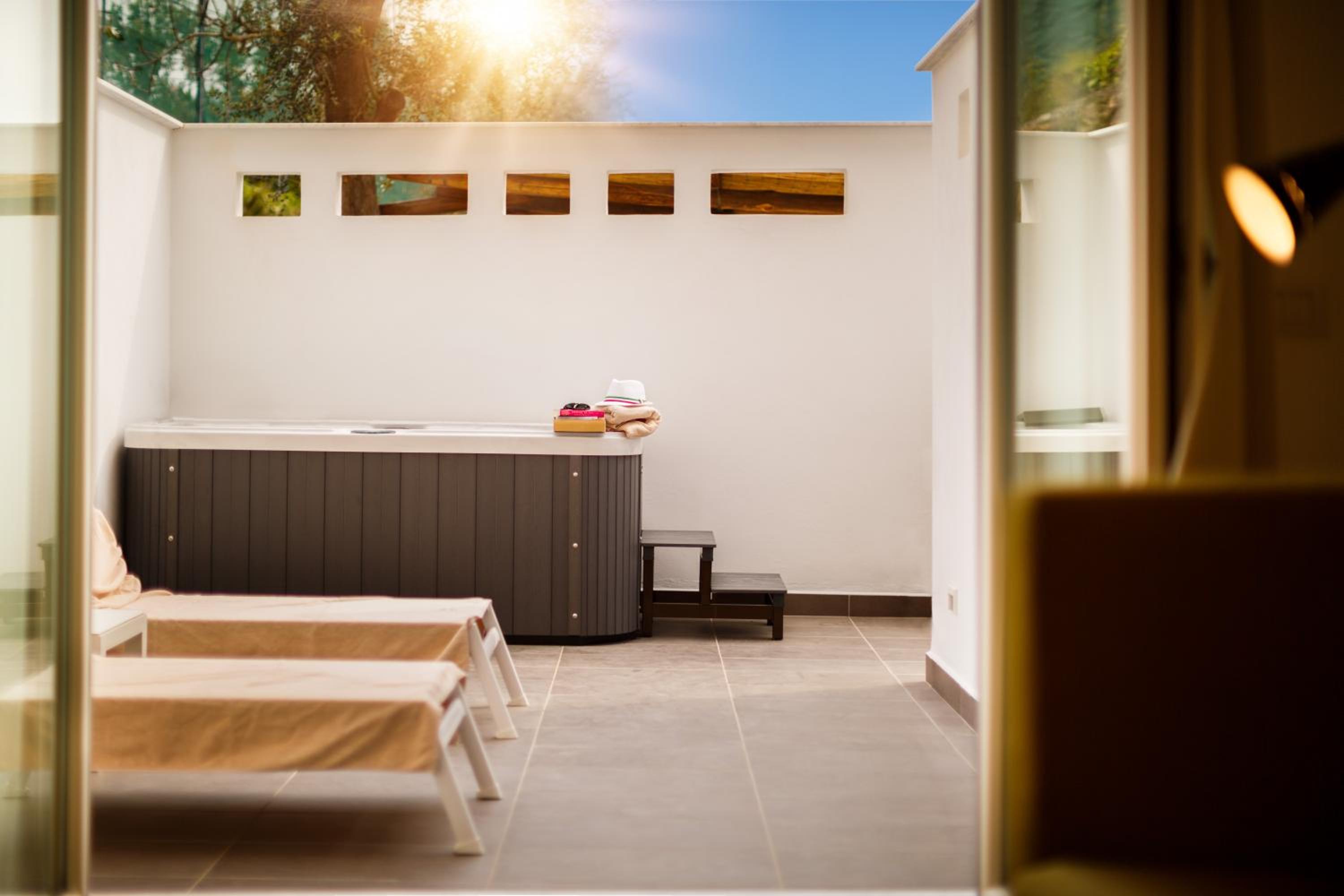 Queen Suite with Spa Bath photo 3