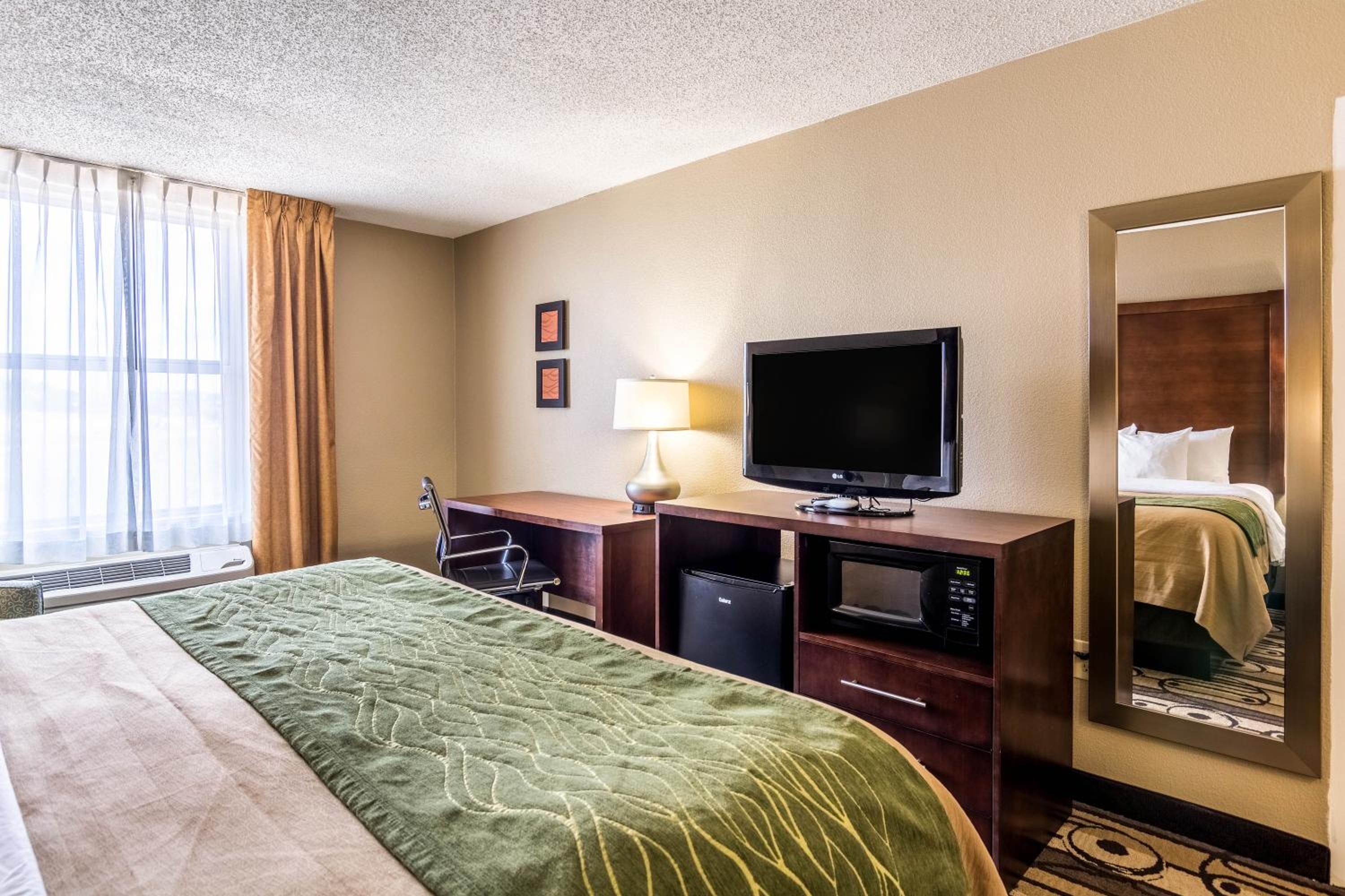 King Room - Non-Smoking - Photo 3
