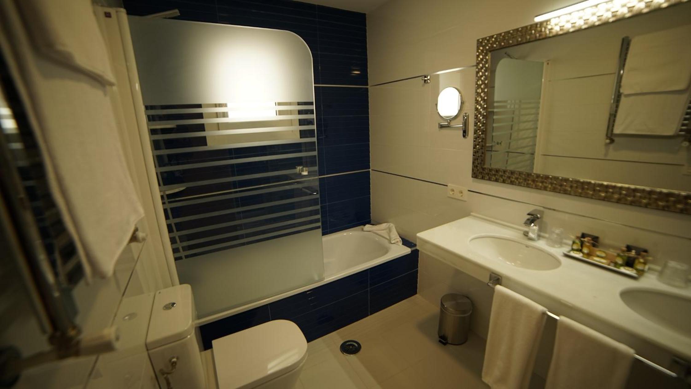 Deluxe Double Room with Castle View - Photo 2
