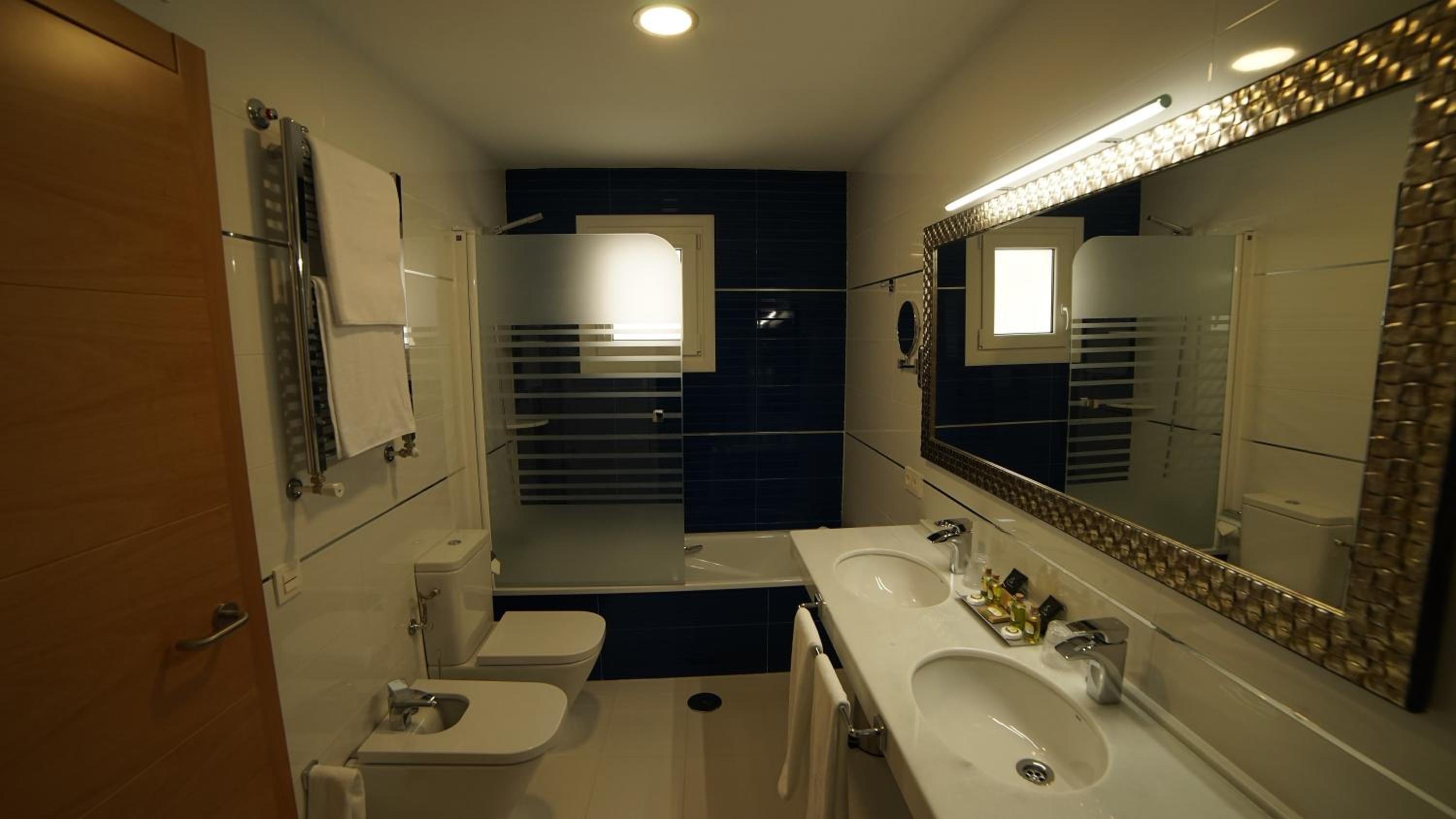 Deluxe Double Room with Castle View - Photo 4